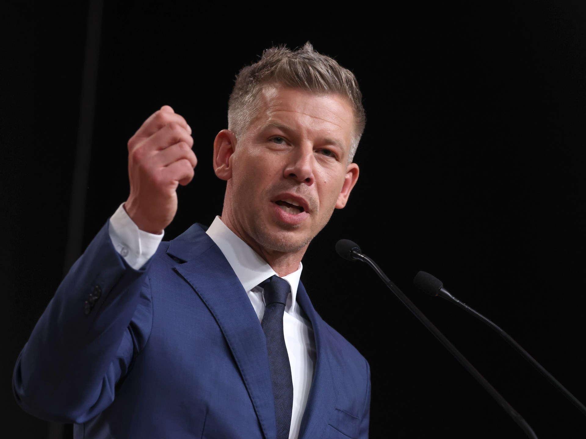 انتخابات المجر.. الصحافة الألمانية تحتفي بسقوط أوربان وتتحفظ على بديله