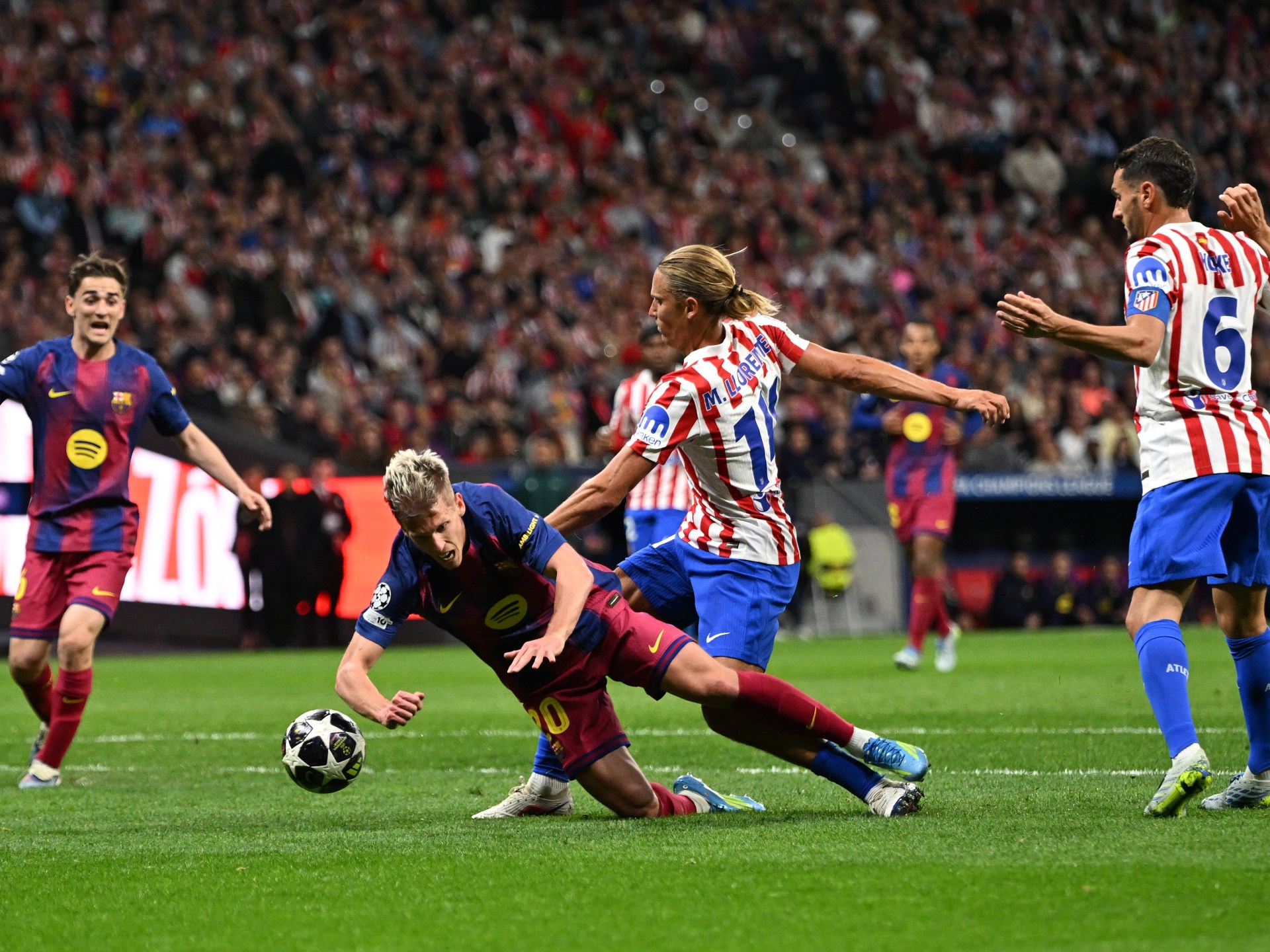 هل تغاضى الحكم عن احتساب ضربة جزاء لبرشلونة أمام أتلتيكو مدريد؟