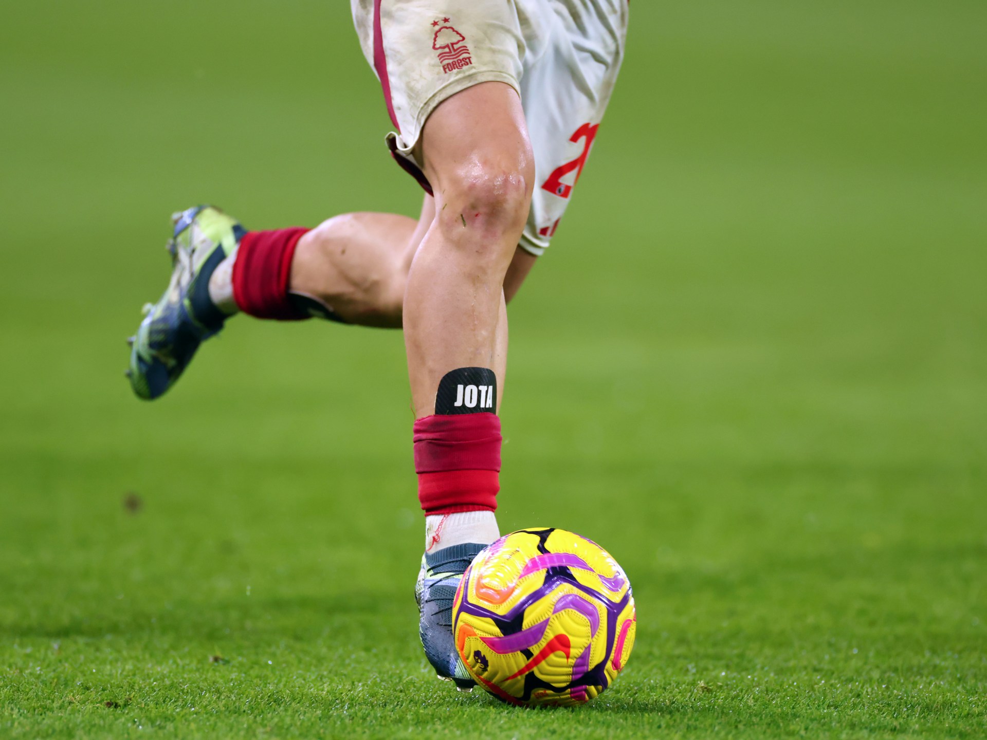 موضة قاتلة.. كيف تهدد واقيات الساق الصغيرة مسيرة اللاعبين؟