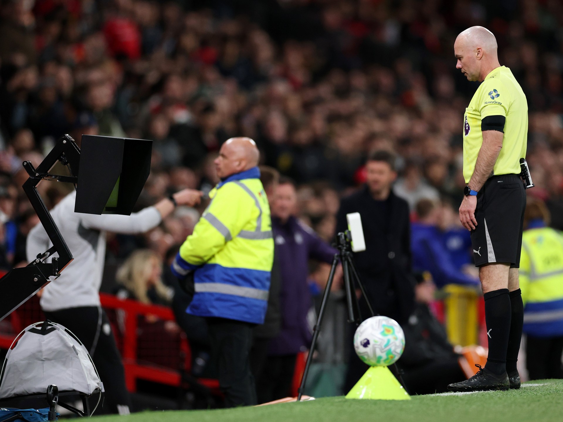 تقنية الفيديو تغير 95% من قرارات حكام البريميرليغ والجماهير تؤثر في الحكم