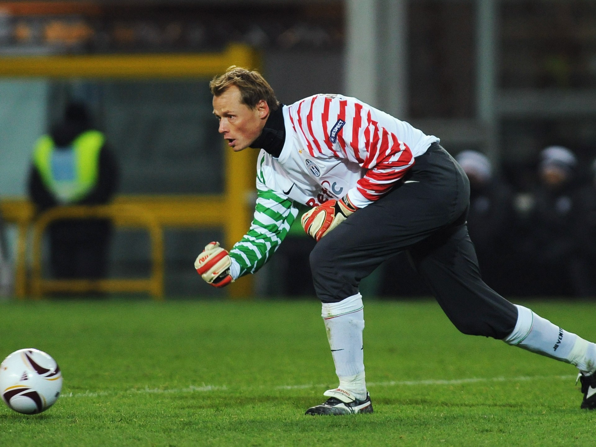 حارس يوفنتوس وليفربول السابق يلقى مصرعه في حادث مروع