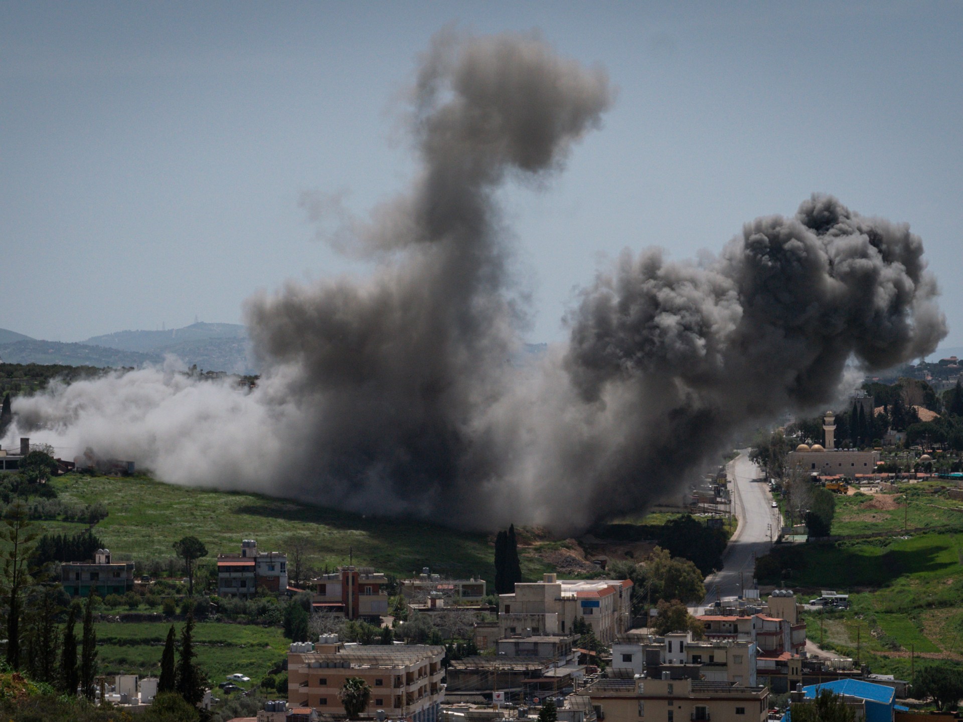 ساعات قبل الهدنة.. حزب الله يقصف حيفا وإسرائيل تدمر آخر جسور الليطاني
