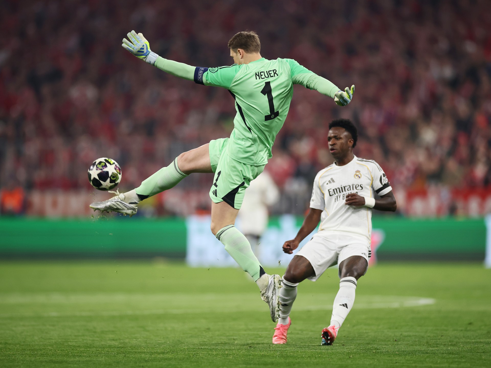 ثورة القفازات.. كيف تحول حراس المرمى من مجرد حماة للشباك إلى صناع لعب؟