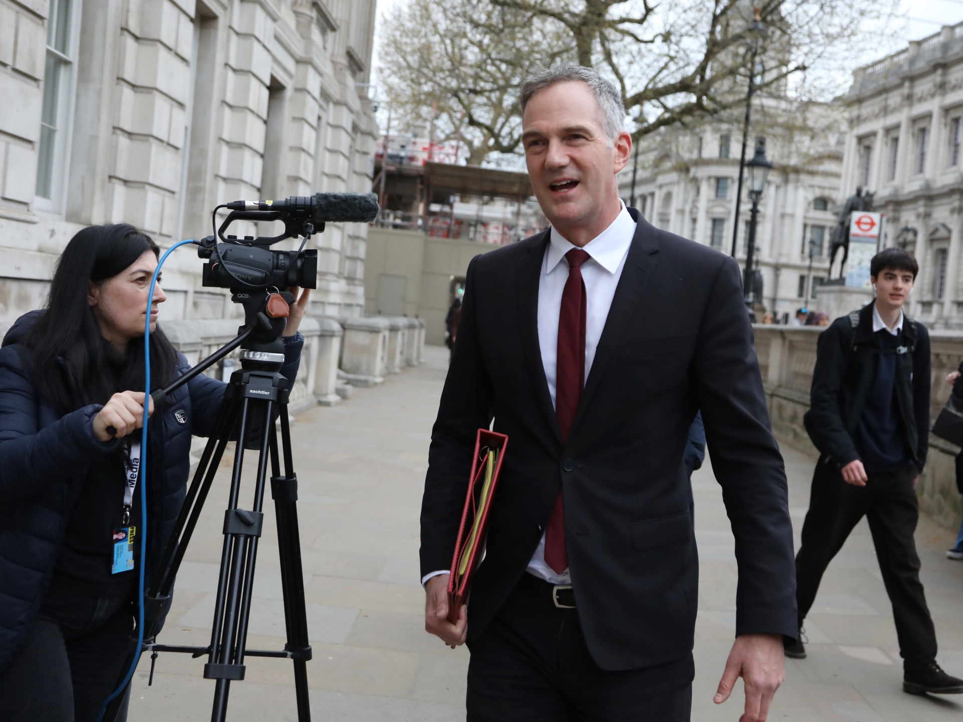 بريطانيا تتحسب لنقص في المواد الغذائية باستمرار إغلاق مضيق هرمز