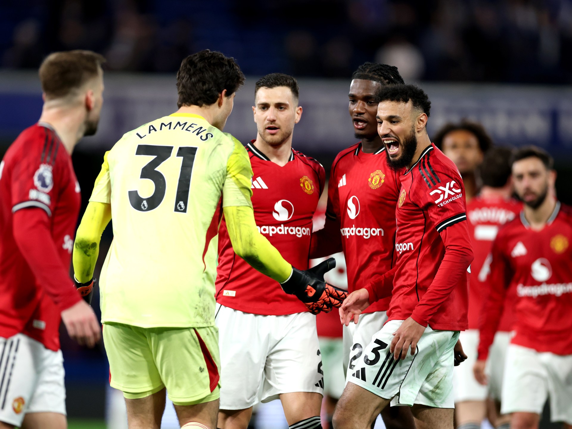 مانشستر يونايتد يسقط تشيلسي وبرايتون يعقد مهمة توتنهام