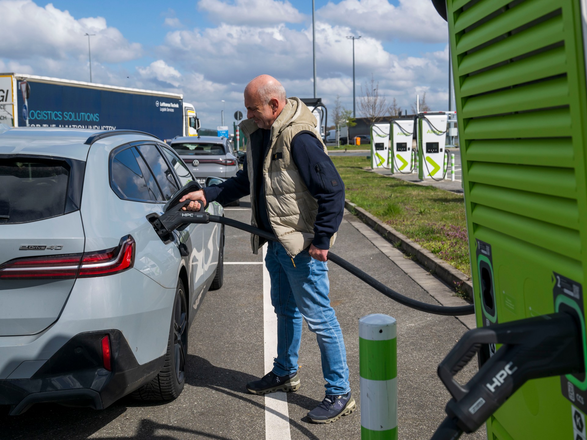 قفزة بمبيعات السيارات الكهربائية بأوروبا وفيتنام تمدد حوافز لشرائها