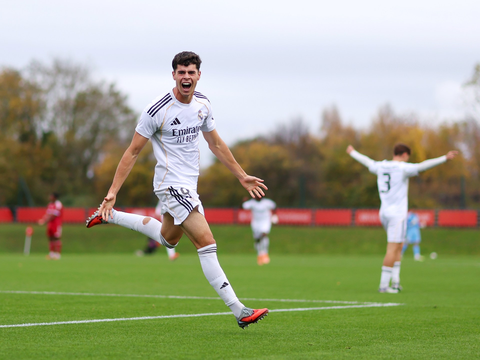 شاهد.. "كعب" سحري من جوهرة ريال مدريد يحيي هدف رابح ماجر