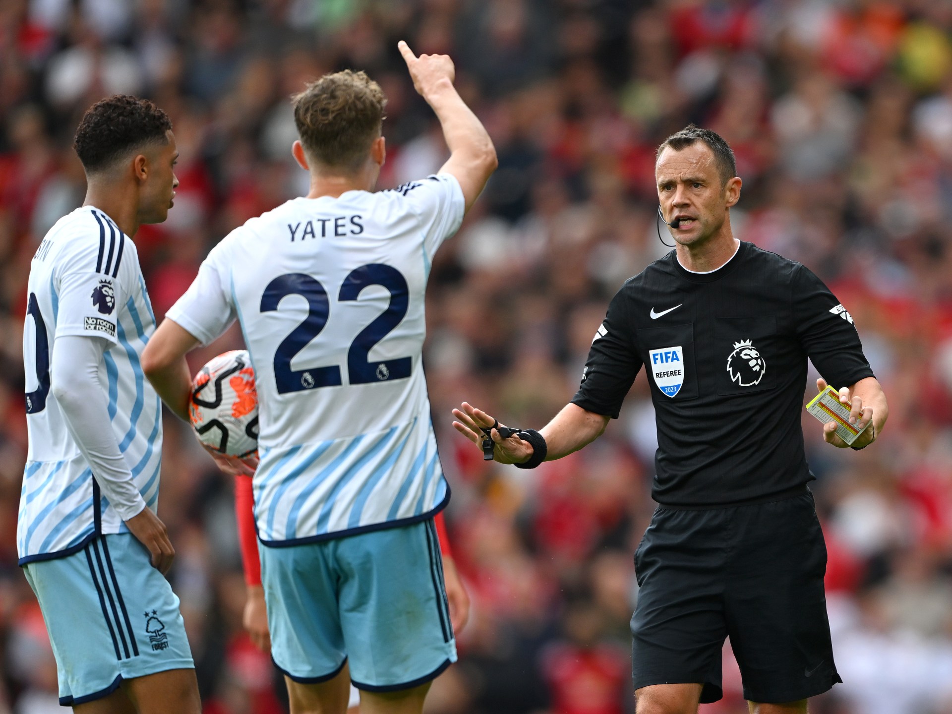 هل تملك الأندية "حق الفيتو" في اختيار الحكام بالدوري الإنجليزي؟