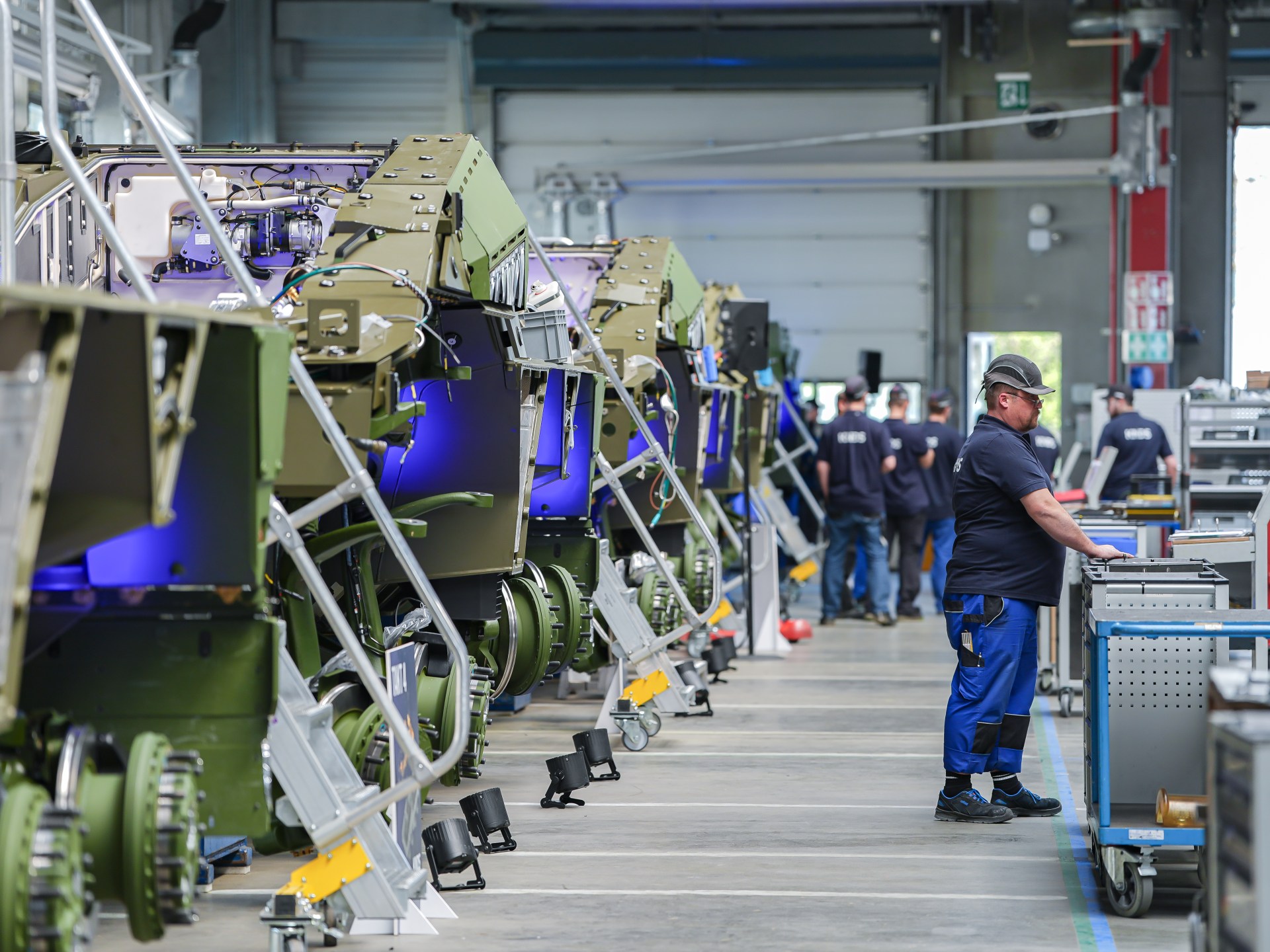 كيف أعادت حربا إيران وأوكرانيا صياغة أوروبا عسكريا؟