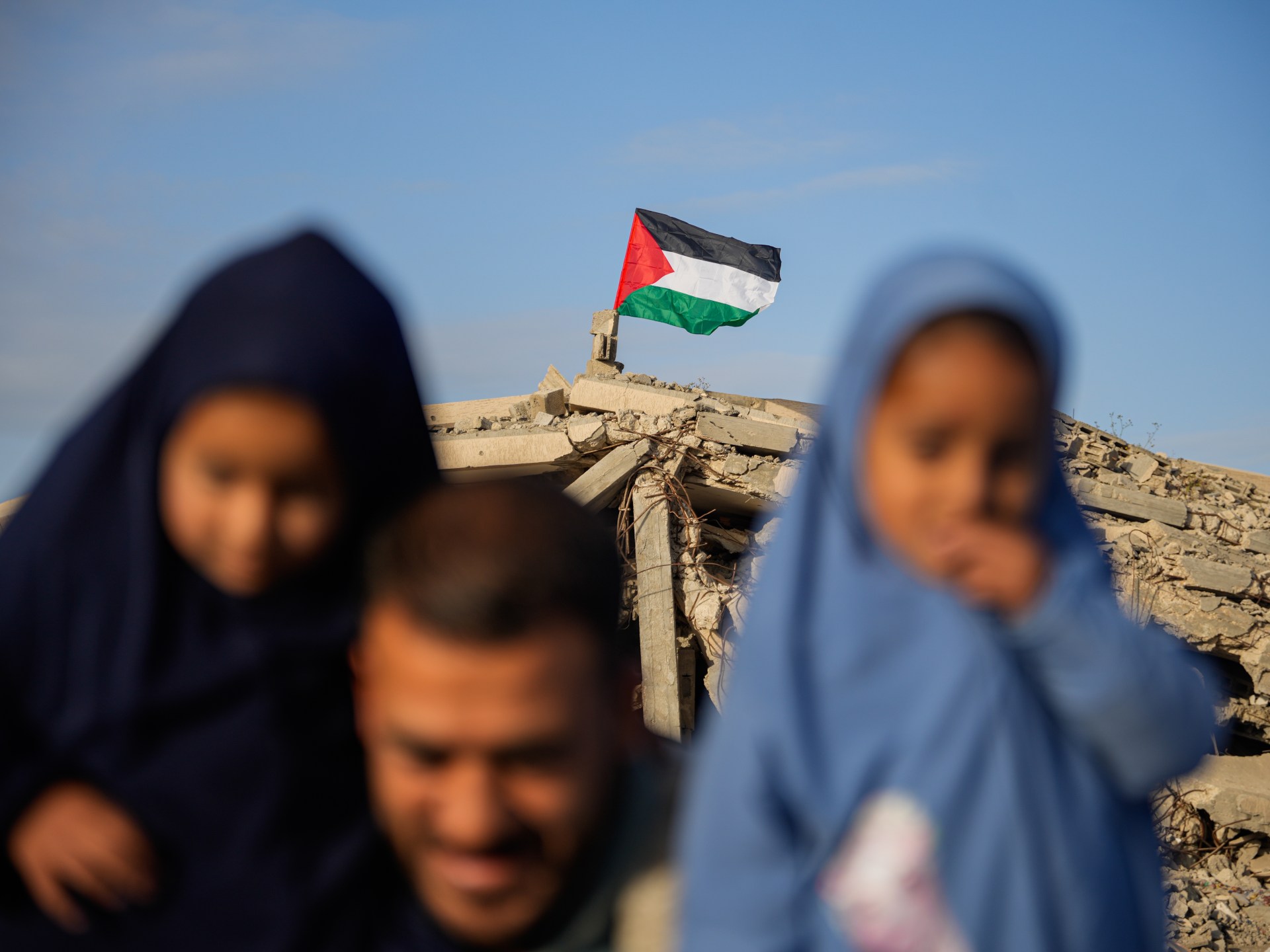 بسبب أزمة الإيواء بغزة.. عائلات تنصب خياما داخل المباني الآيلة للسقوط