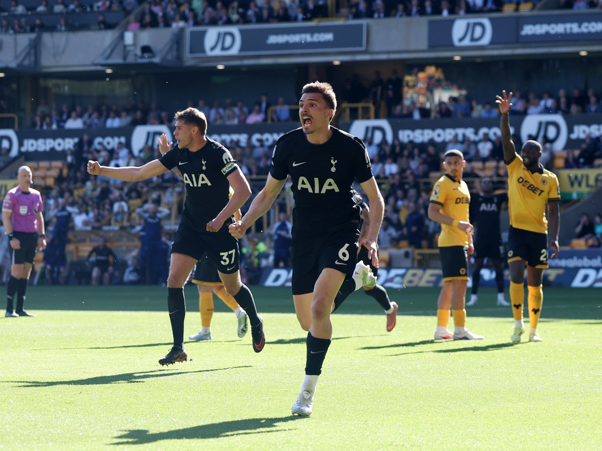 ليفربول ينتزع المركز الرابع وتوتنهام ينهي صيام 118 يوما