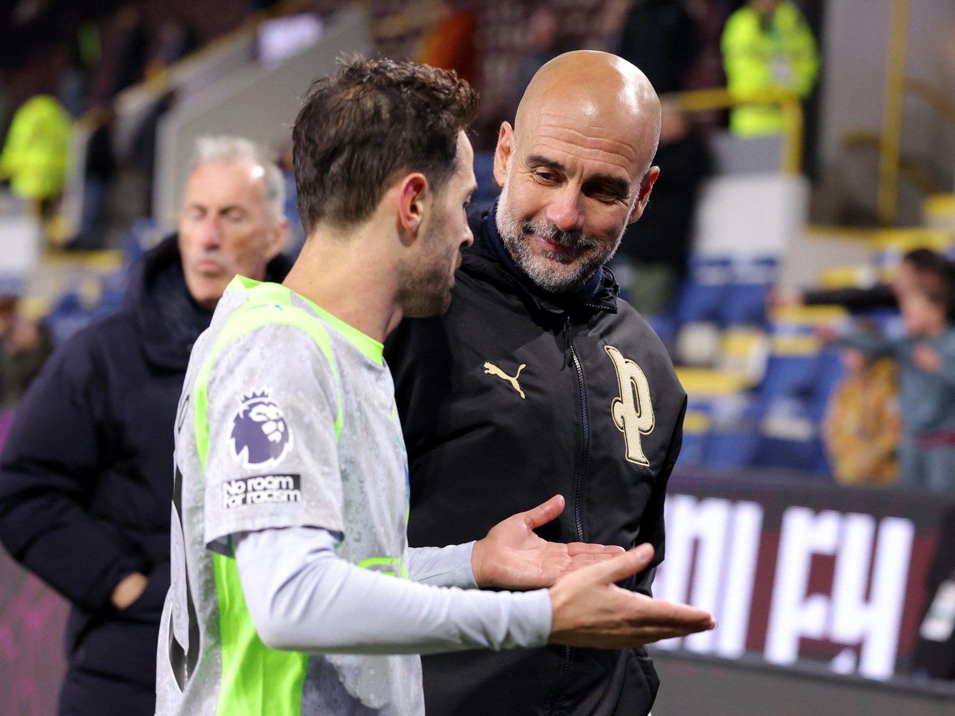 غوارديولا يبتكر خطة "السفر والعائلة" لتجنب انهيار السيتي في صراعه على الثلاثية التاريخية