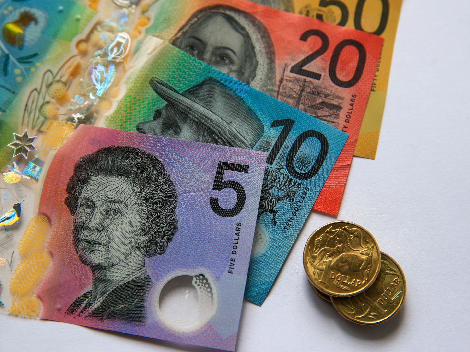 مع صعود النفط.. بنوك كبرى توصي بهذه العملات