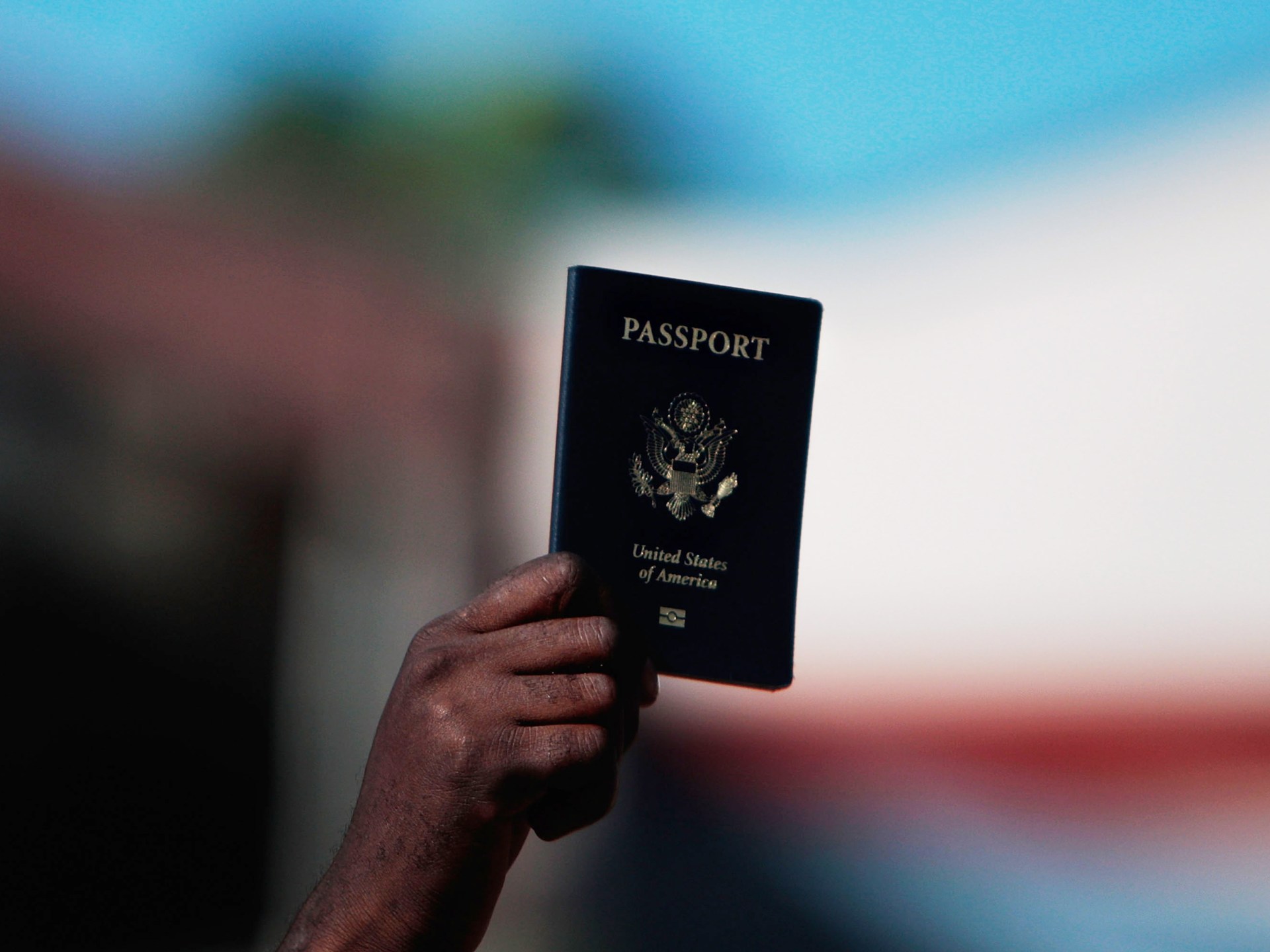 غارديان: تزايد ظاهرة "التخلي عن الجنسية" بين الأمريكيين