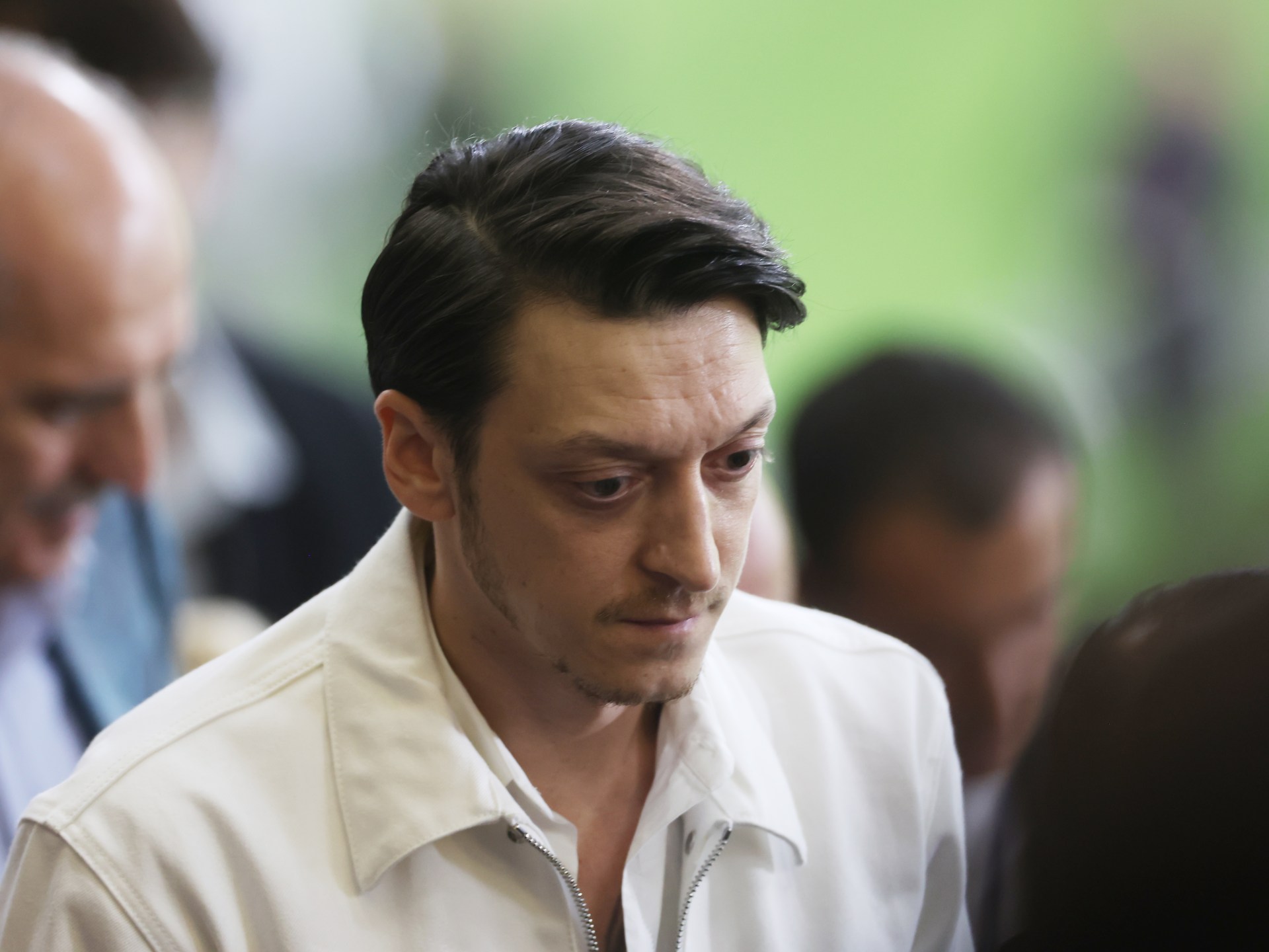 بالفيديو.. أوزيل يكشف تفاصيل صادمة عن نهاية مسيرته مع أرسنال