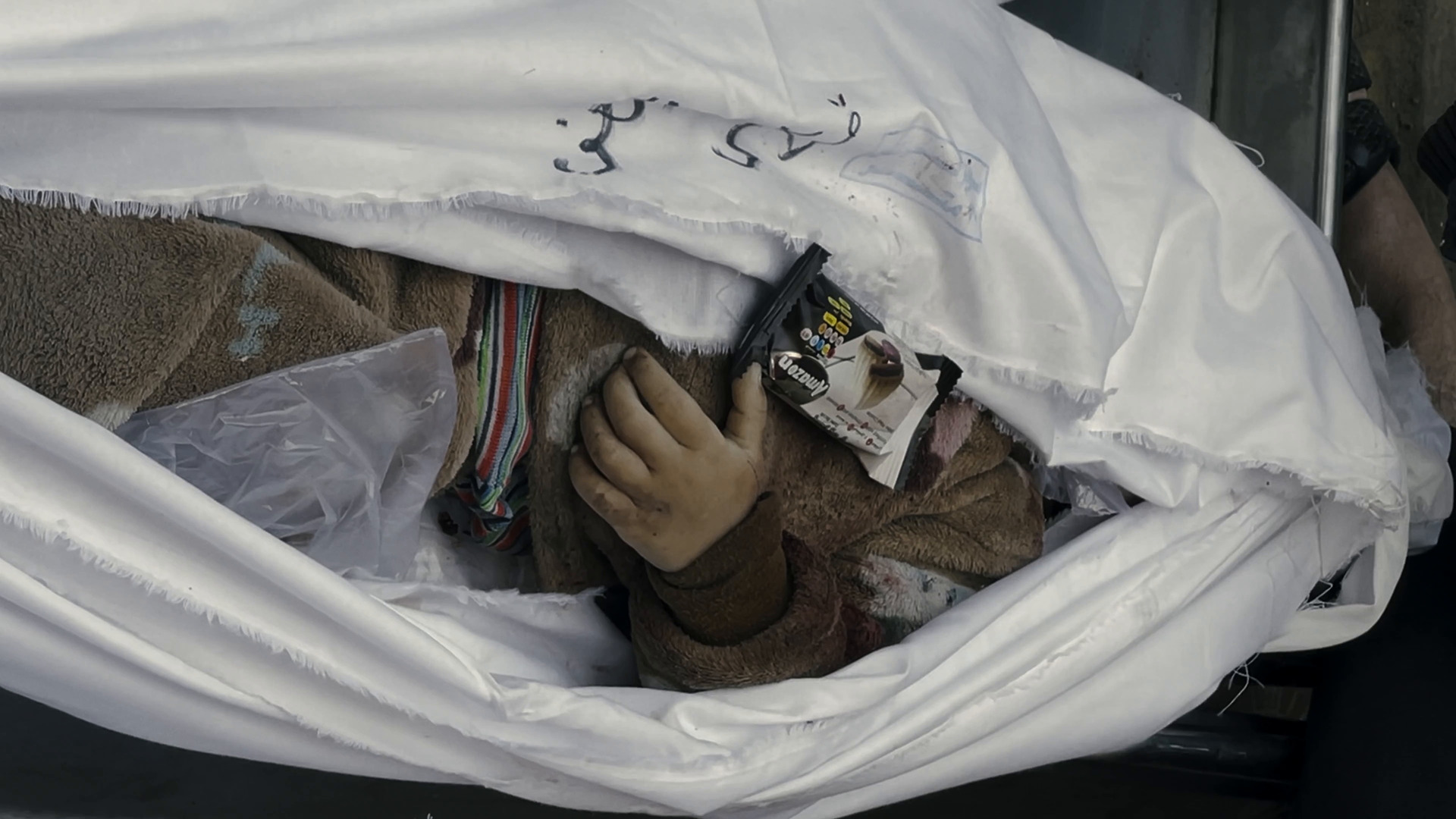 "باكيت بسكويت" في الكفن يروي مأساة عائلة الغف في غزة