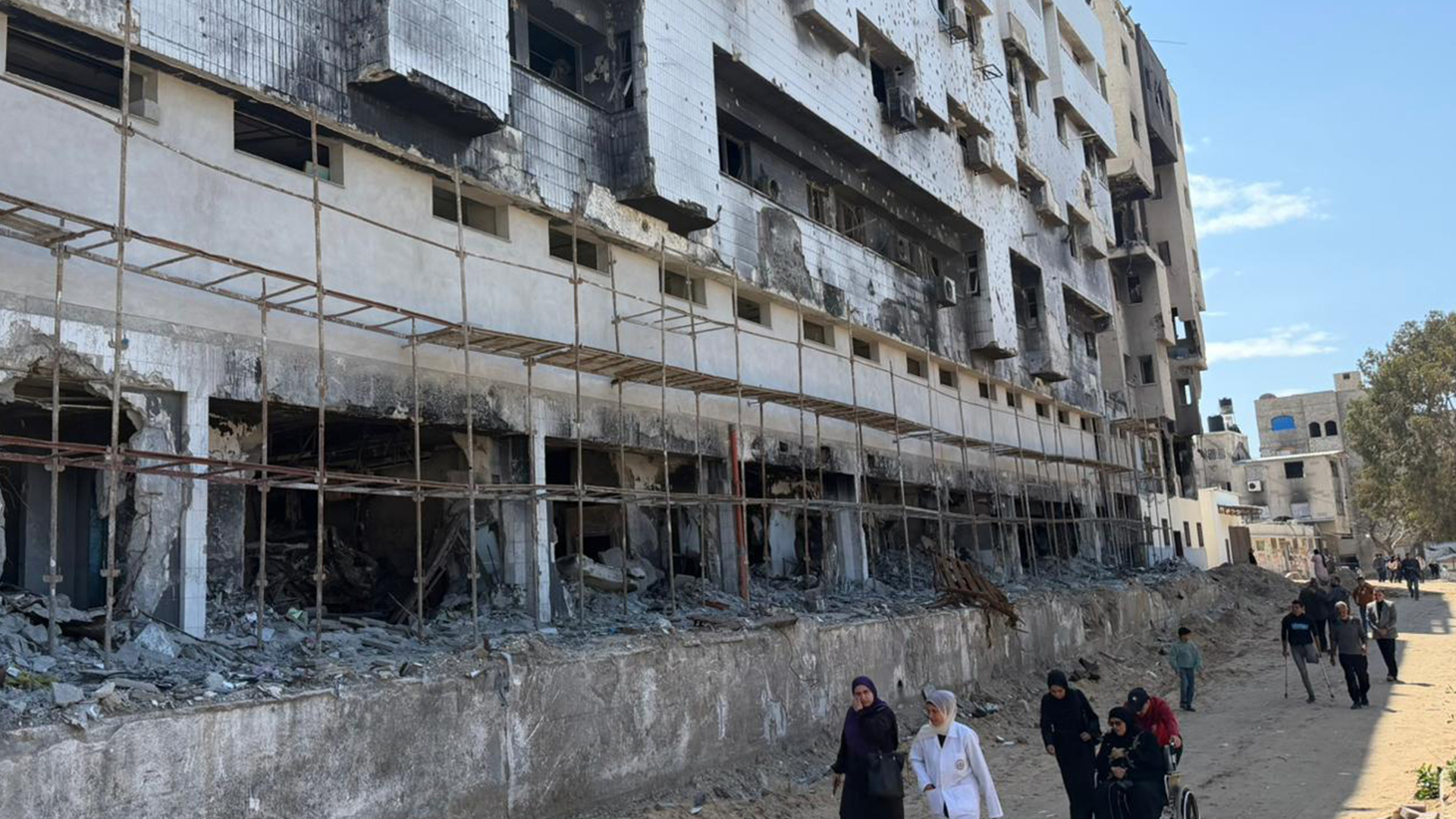 على أطلال الشفاء.. يسرى العكلوك تروي تفاصيل إبادة المنظومة الصحية بغزة