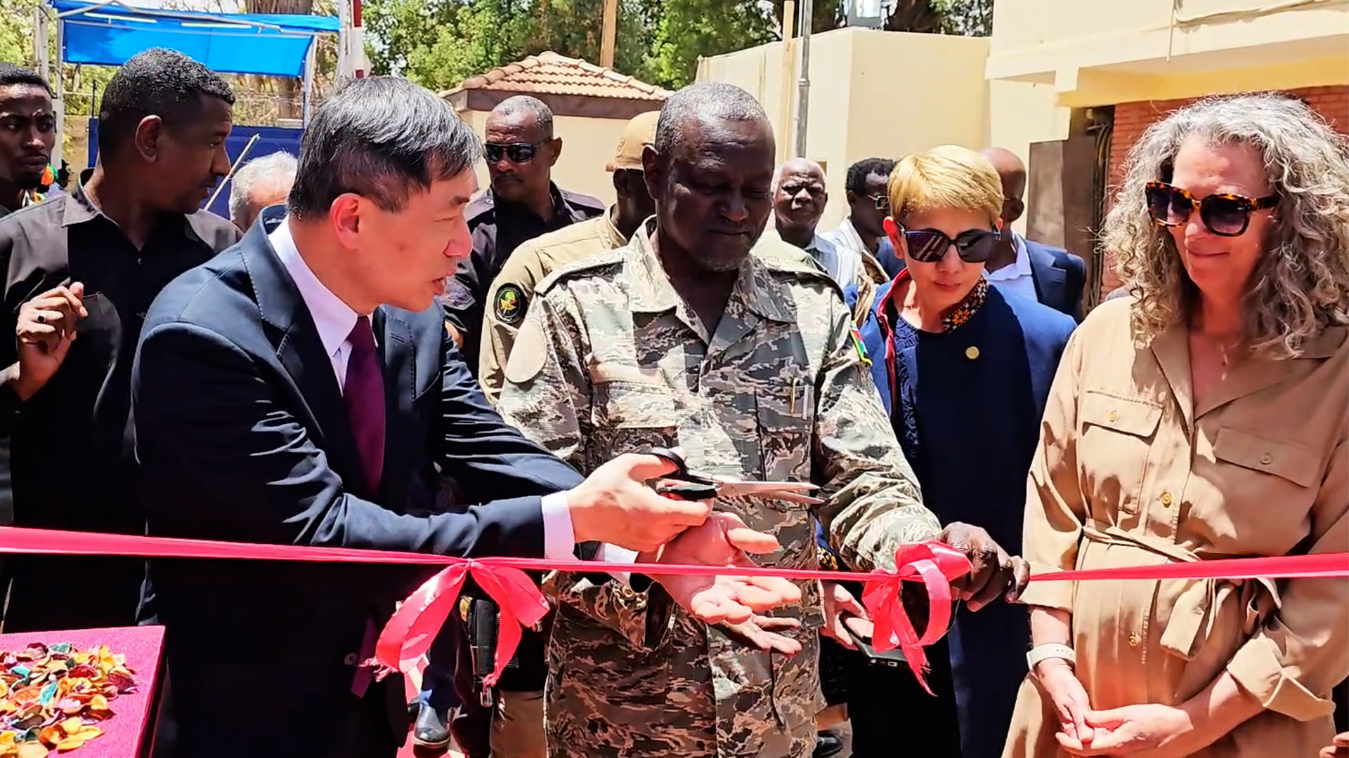 فيديو.. هل رفع العلم الأممي في الخرطوم بداية جديدة لمسار السلام والاستقرار؟