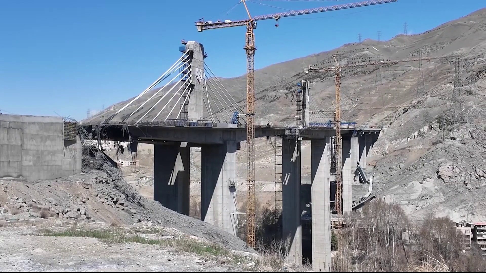 لماذا استهدفت أمريكا جسر "بي 1" في كرج؟