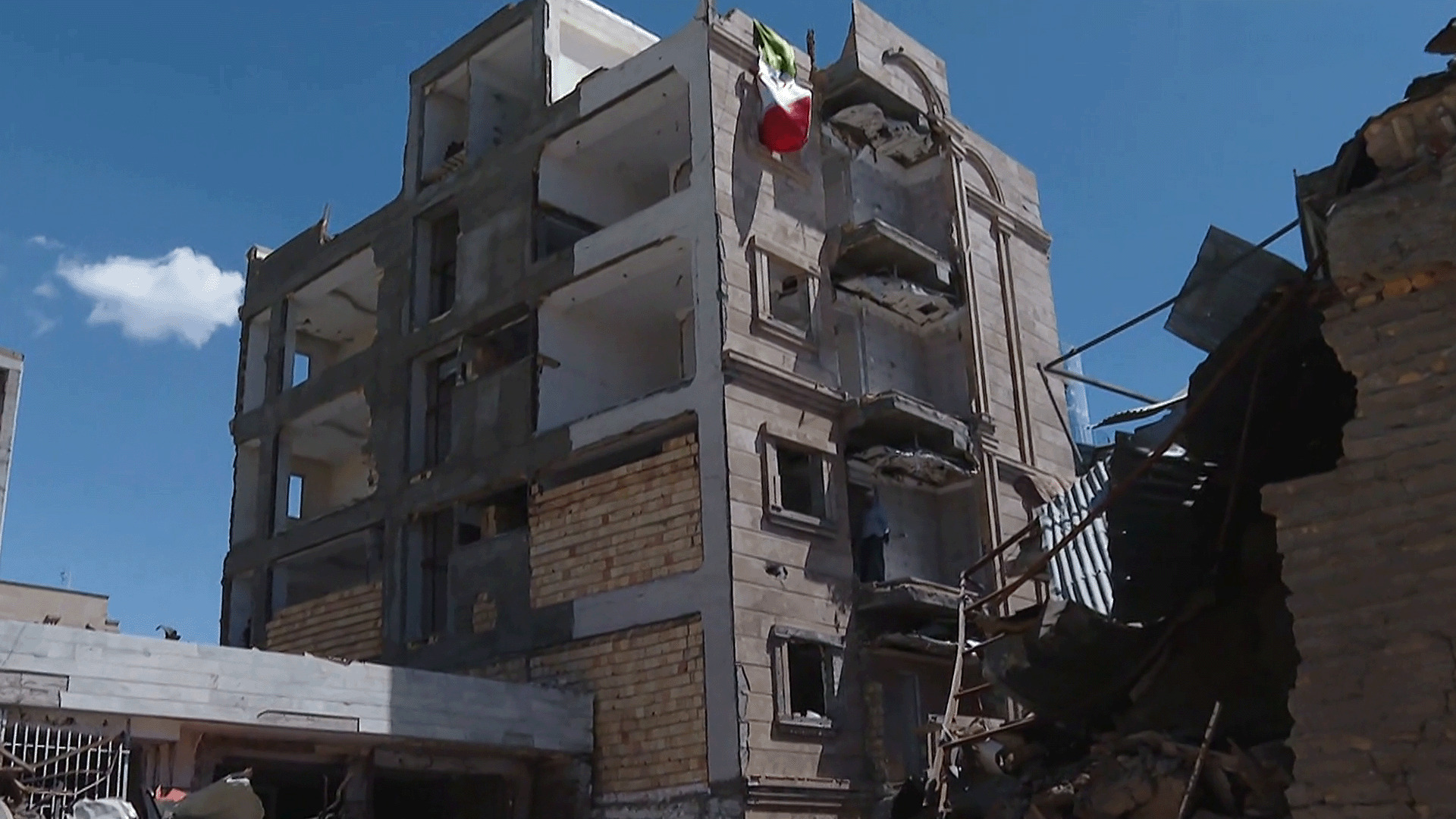 36 قتيلا وجريحا في استهداف حي سكني بمحافظة البرز الإيرانية