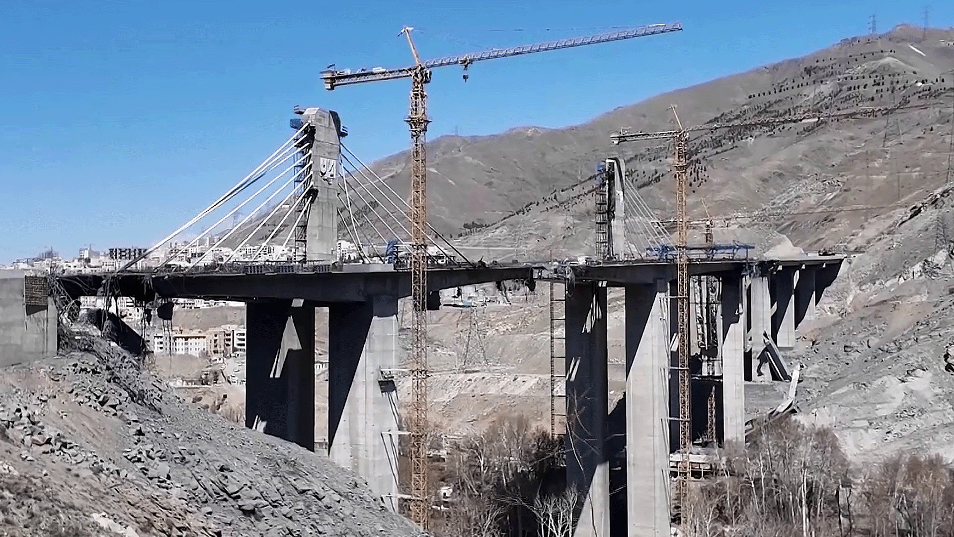 غضب إيراني بسبب قصف الأمريكيين جسر كرج