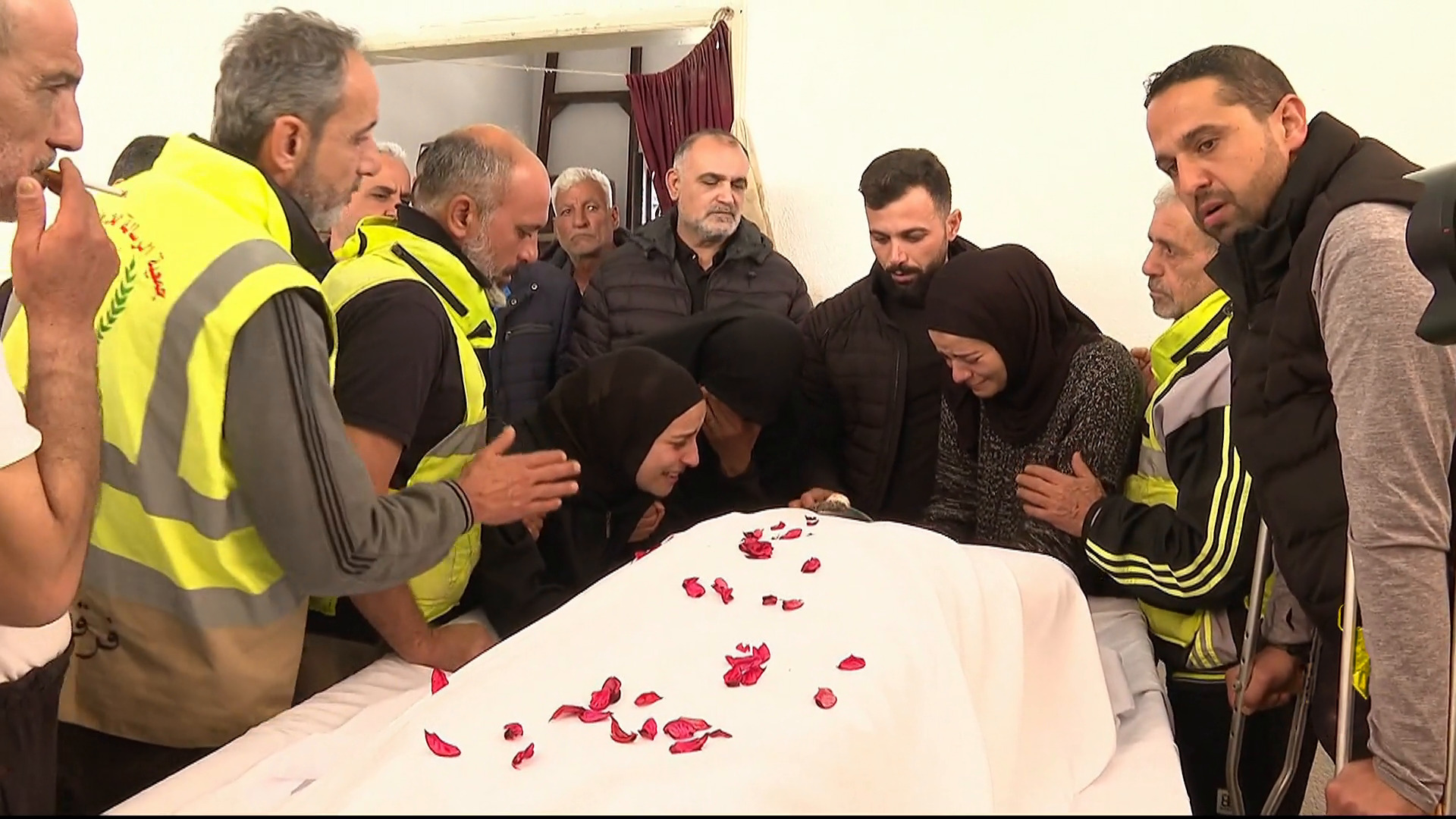 مئات آلاف النازحين ومقابر مؤقتة.. مدينة صور تجسد مأساة جنوب لبنان