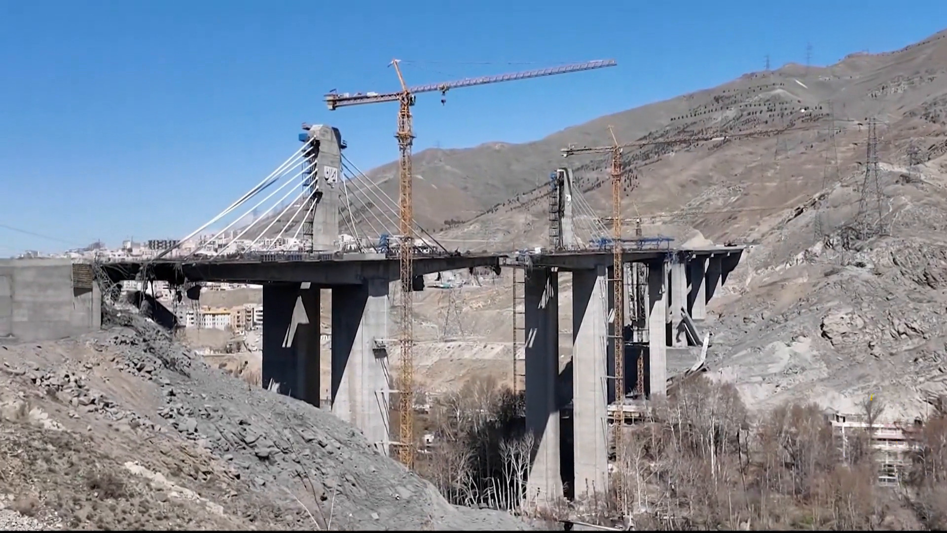 مراسل الجزيرة يرصد أضرار القصف الأمريكي على جسر كرج غرب طهران