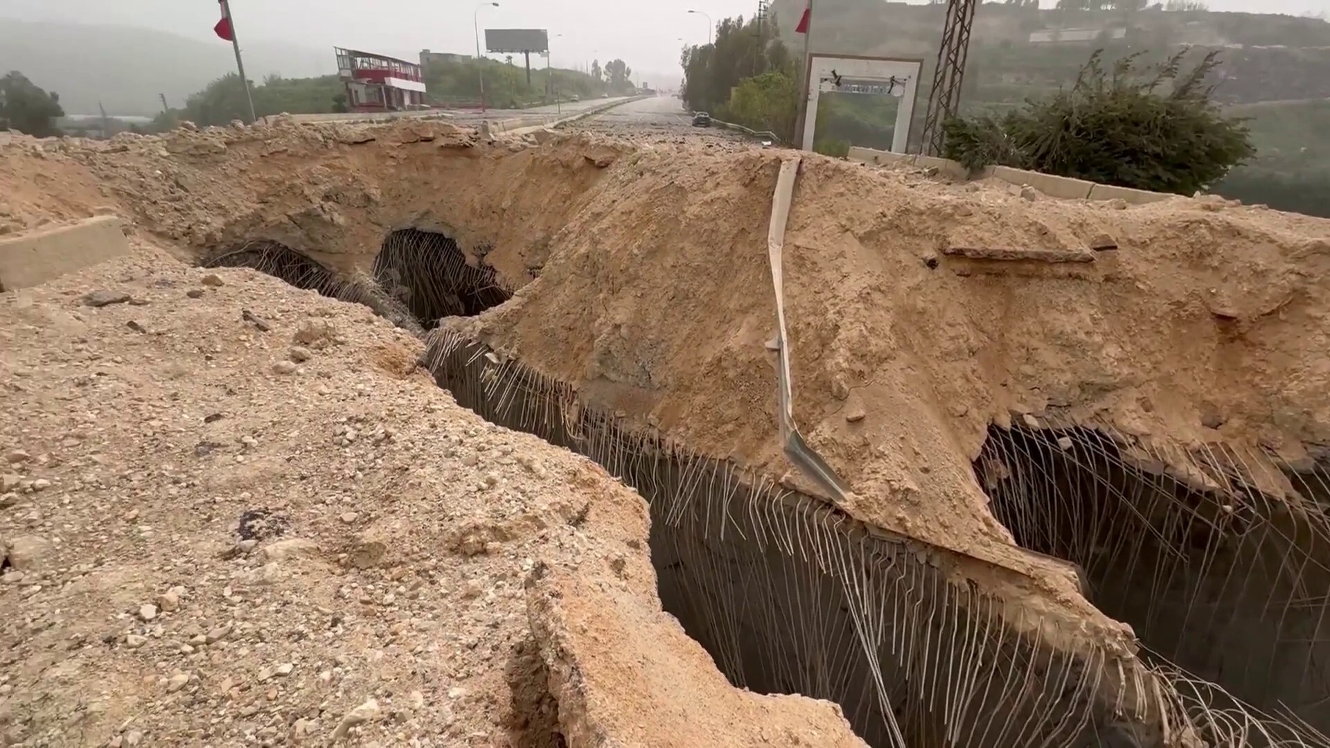شاهد.. آثار الاستهداف الإسرائيلي لجسر القاسمية بجنوب لبنان