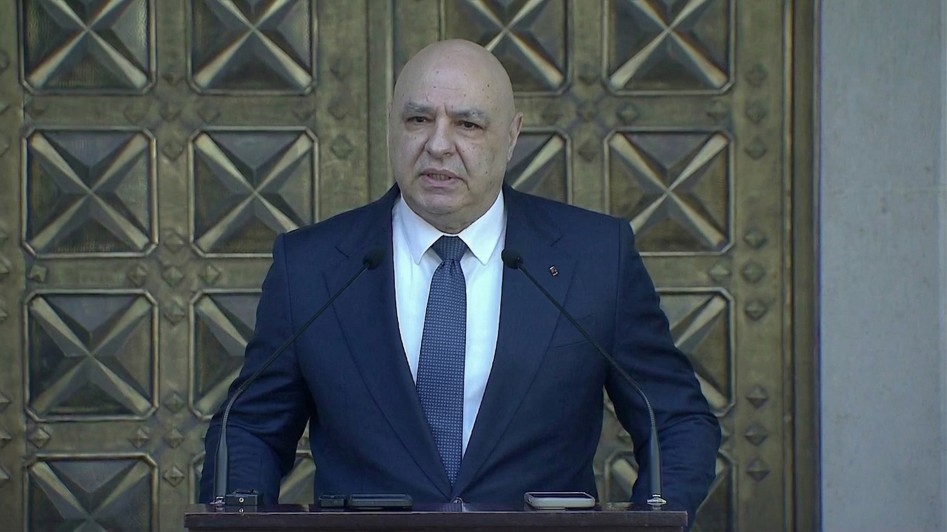 عون: التفاوض ليس تنازلا والحرية المطلقة فوضى