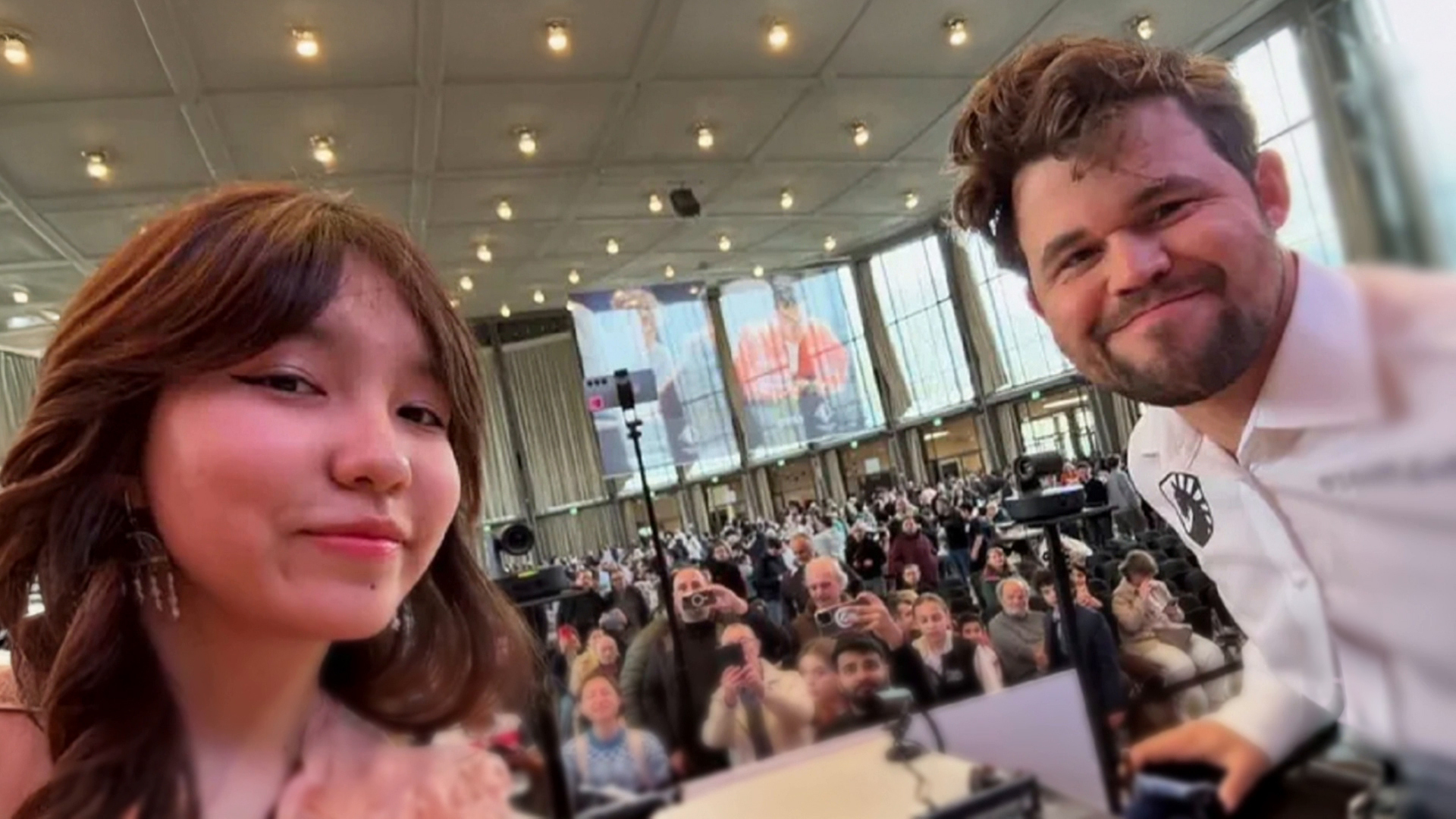 أسطورة الشطرنج كارلسن يشعل المنصات بعد وشايته بزميلة له