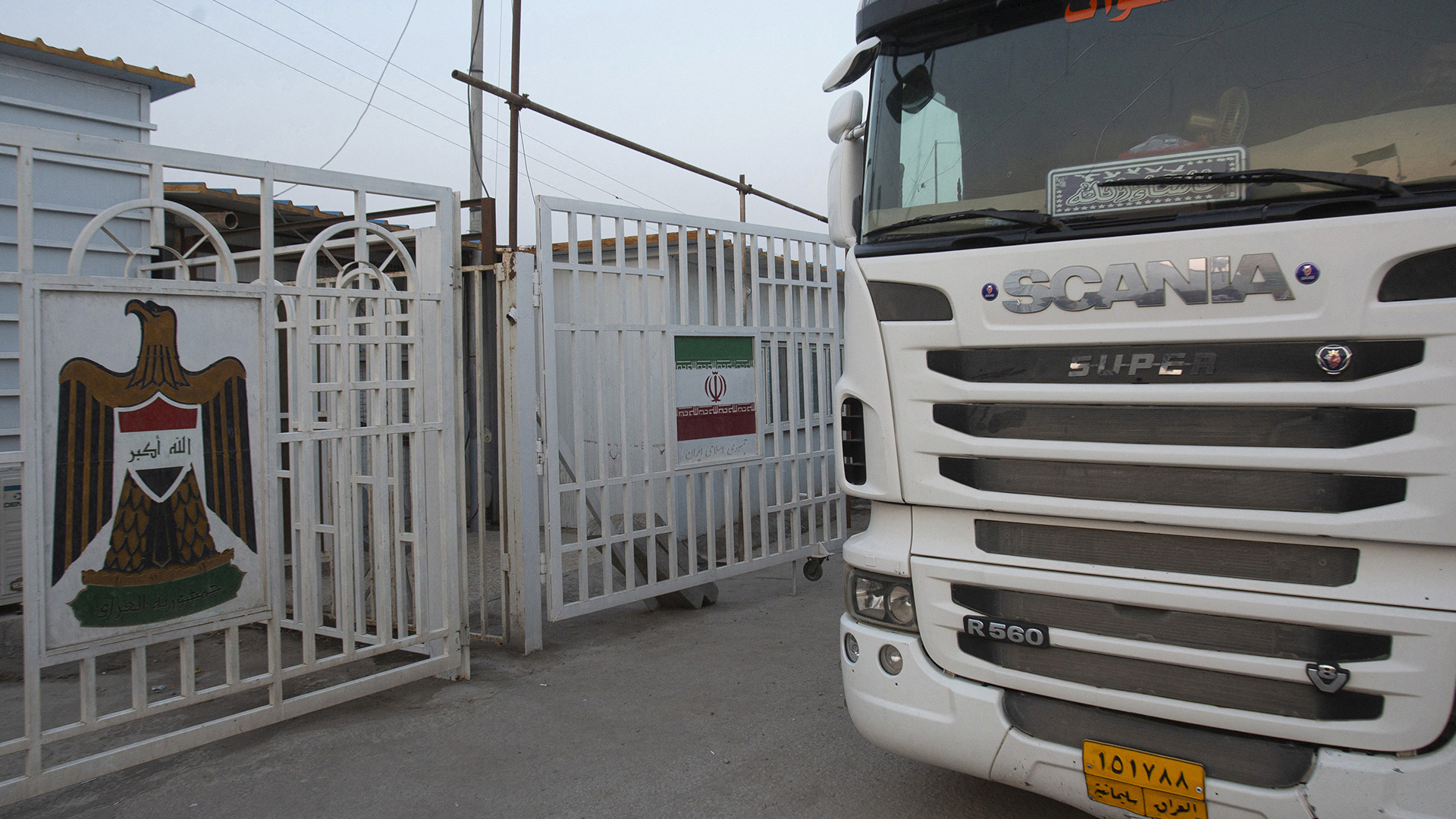 عالقون منذ أسبوعين بمعبر الشلامجة.. سائقو شاحنات يروون تفاصيل معاناتهم على الحدود العراقية الإيرانية