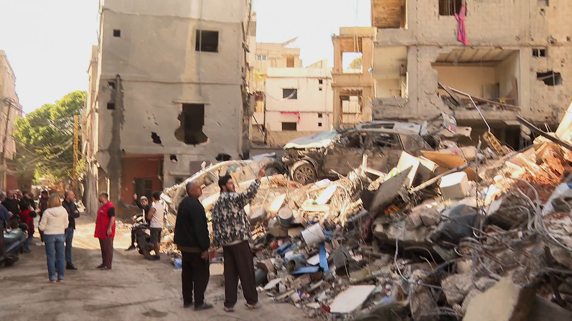 الجزيرة ترصد آثار الدمار بمنطقة الجناح في بيروت