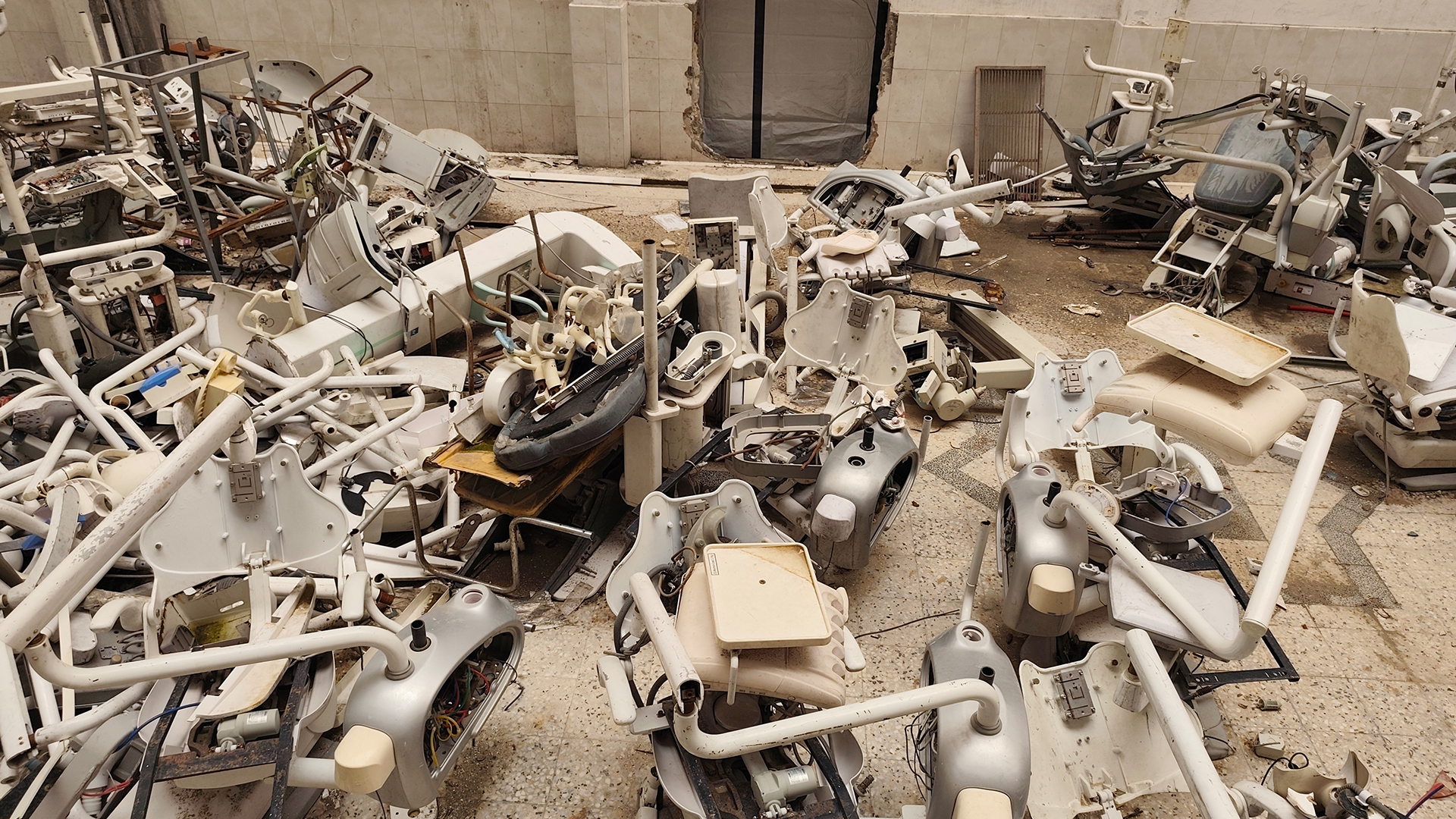 دراسة بلا مختبرات.. كيف ينجو التعليم الجامعي في غزة؟