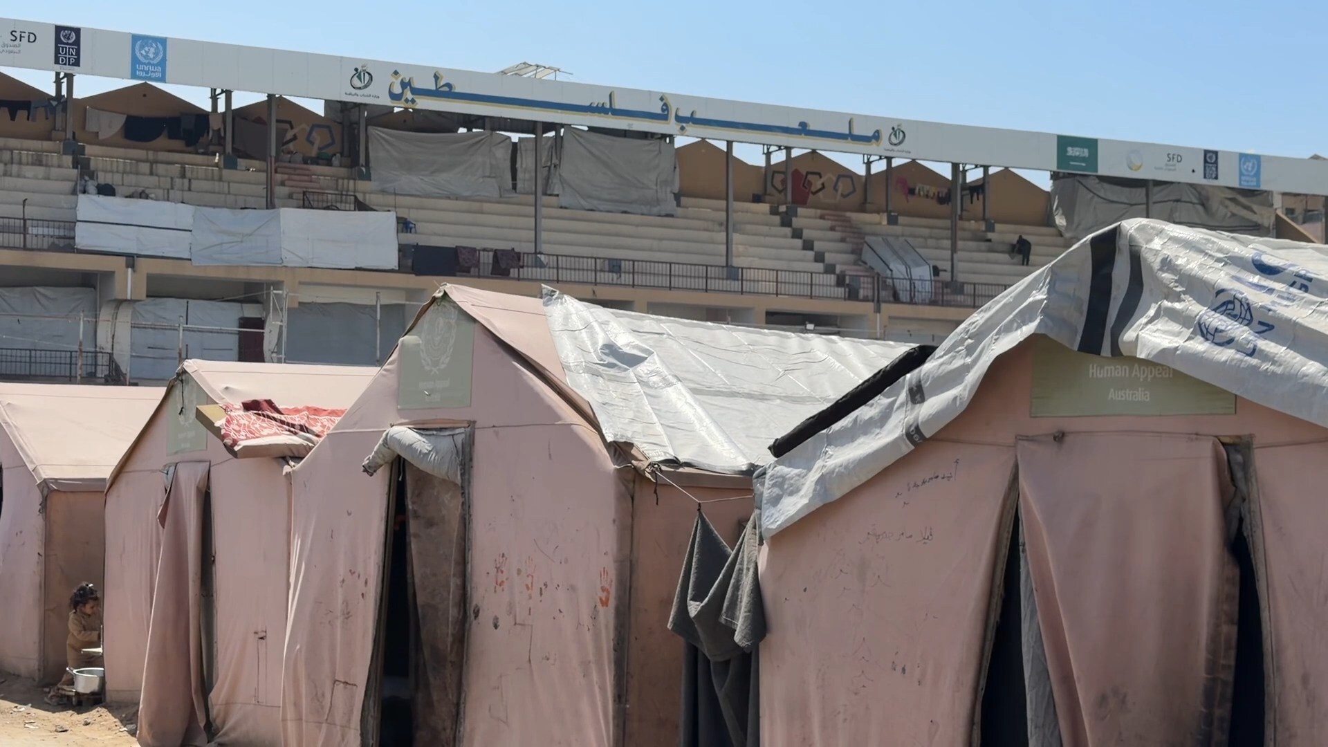 ملعب فلسطين في غزة.. من مركز رياضي تاريخي إلى مأوى للنازحين (فيديو)