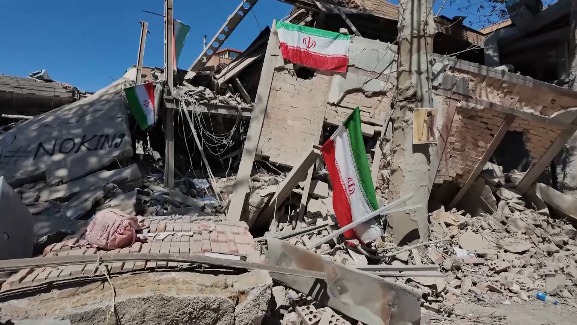 مراسل الجزيرة يرصد آثار الدمار في جامعة شريف للصناعة والتكنولوجيا في طهران