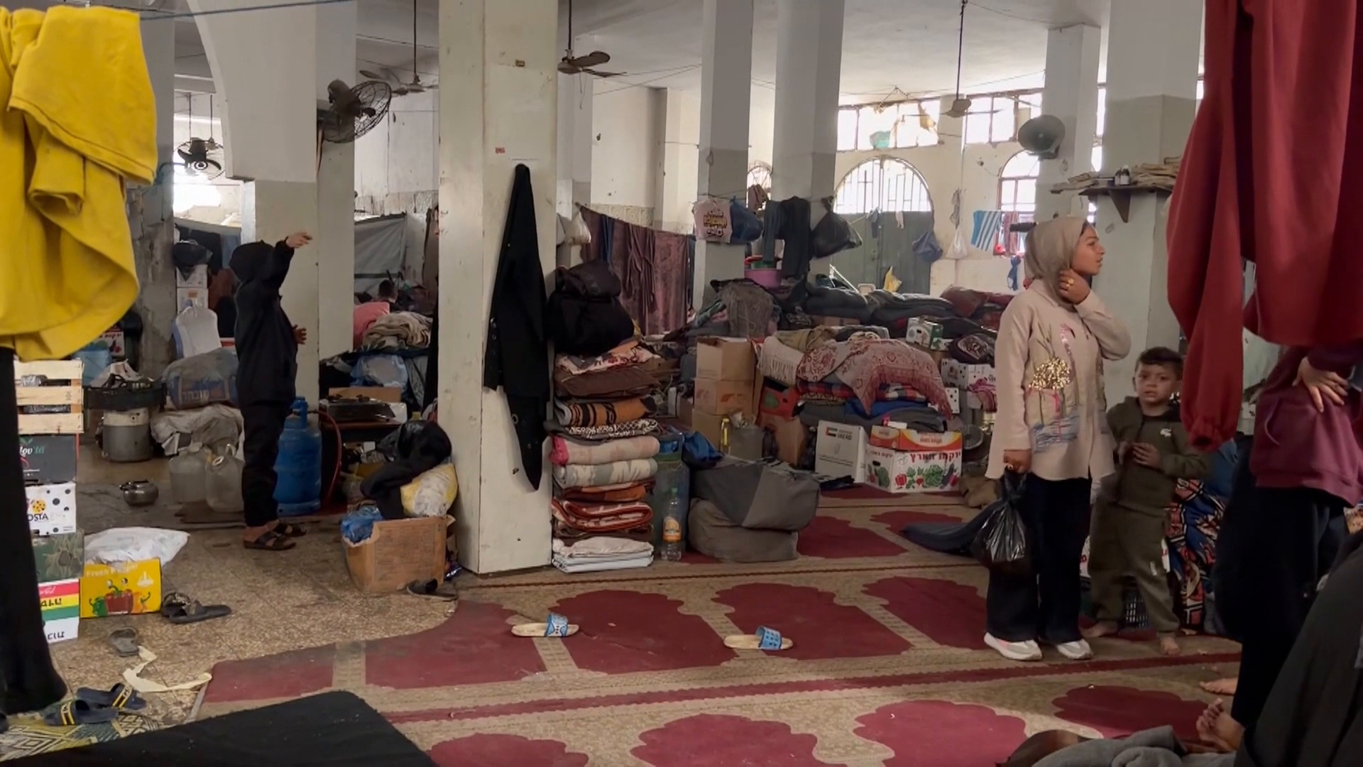 مساجد غزة تتحول إلى ملاجئ مكتظة للنازحين