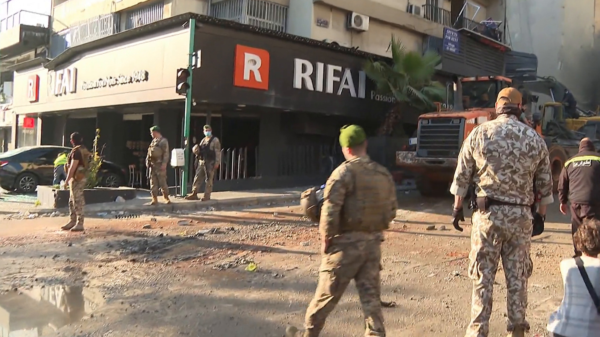 آثار القصف الإسرائيلي على منطقة كورنيش المزرعة في بيروت