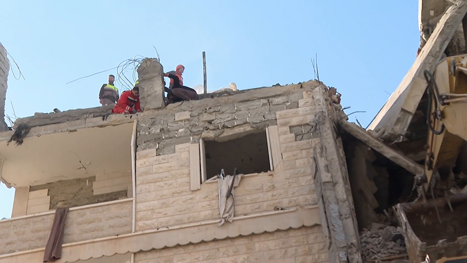 غارة إسرائيلية على مبنى في بلدة دورس بمحافظة البقاع جنوبي لبنان