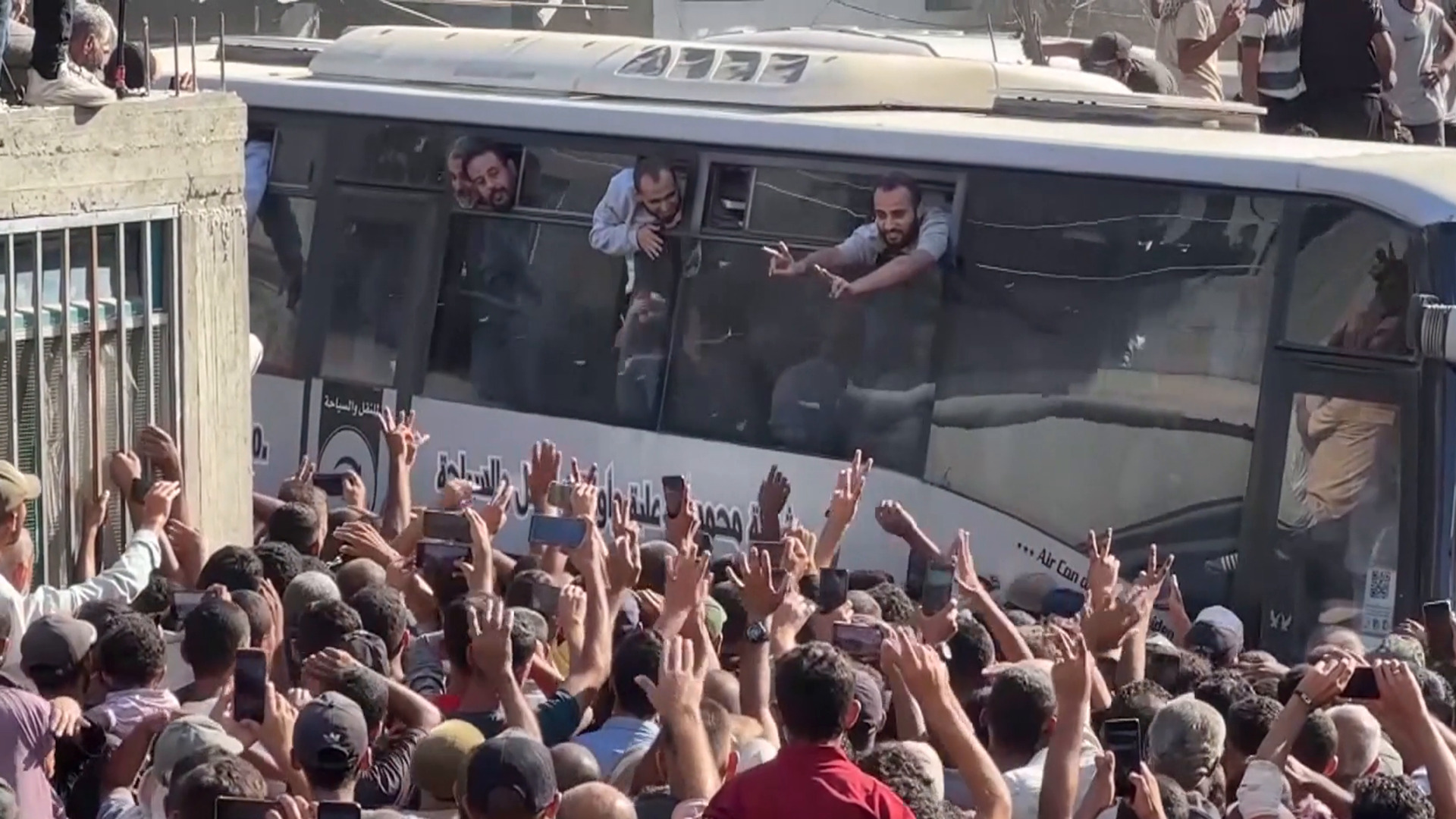 أسرى غزة المحررون.. فرحة الحرية تصطدم بالواقع القاسي