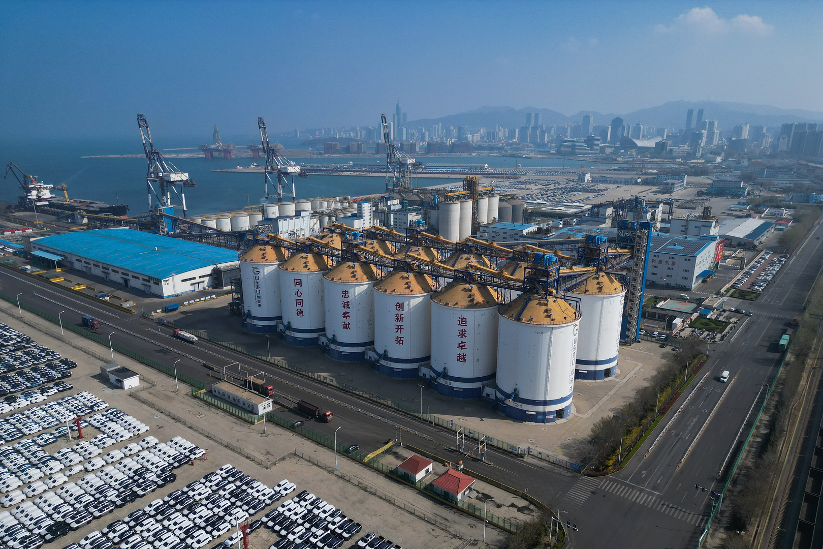 متى تلجأ الدول لاستخدام مخزونات النفط الإستراتيجية والتجارية؟