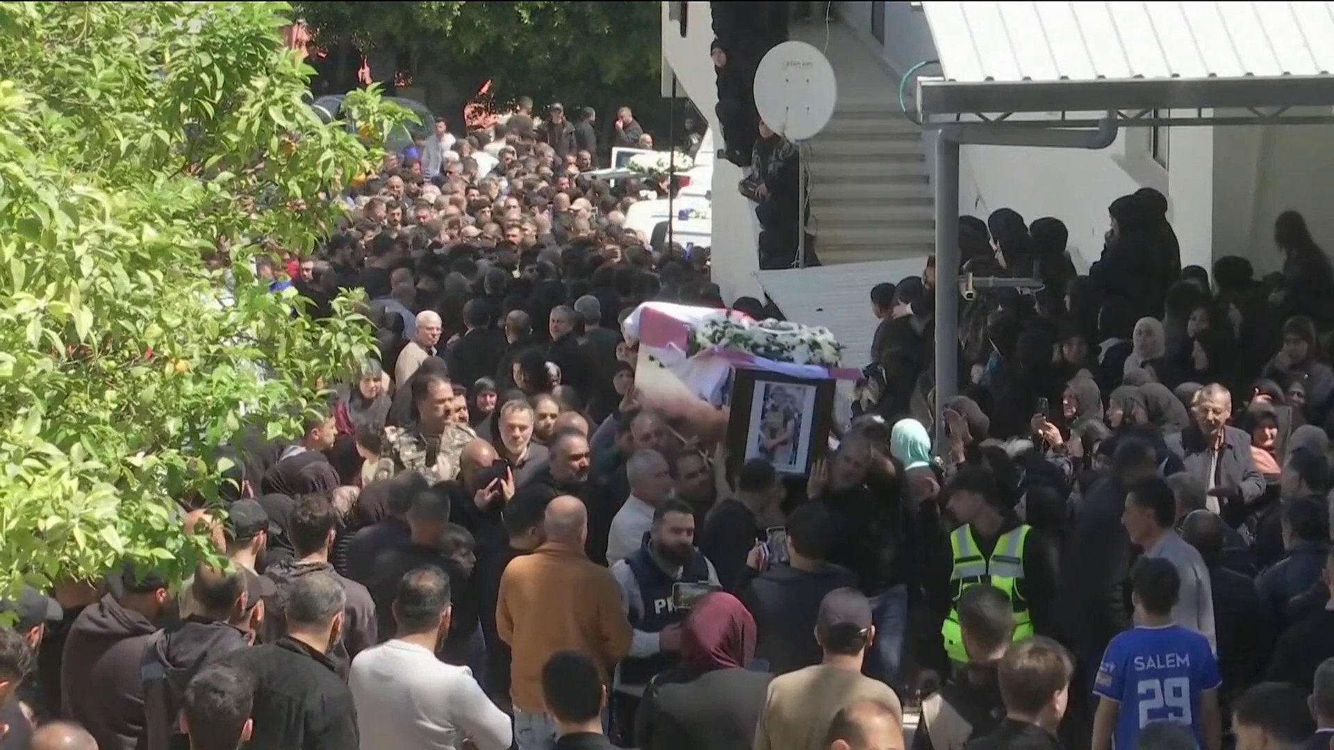 لبنان يشيّع 13 من عناصر الأمن قُتلوا بقصف السراي الحكومي