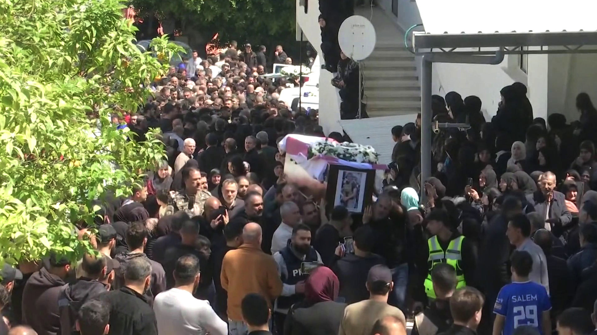 حضور رسمي وشعبي في تشييع ضحايا أمن الدولة في لبنان