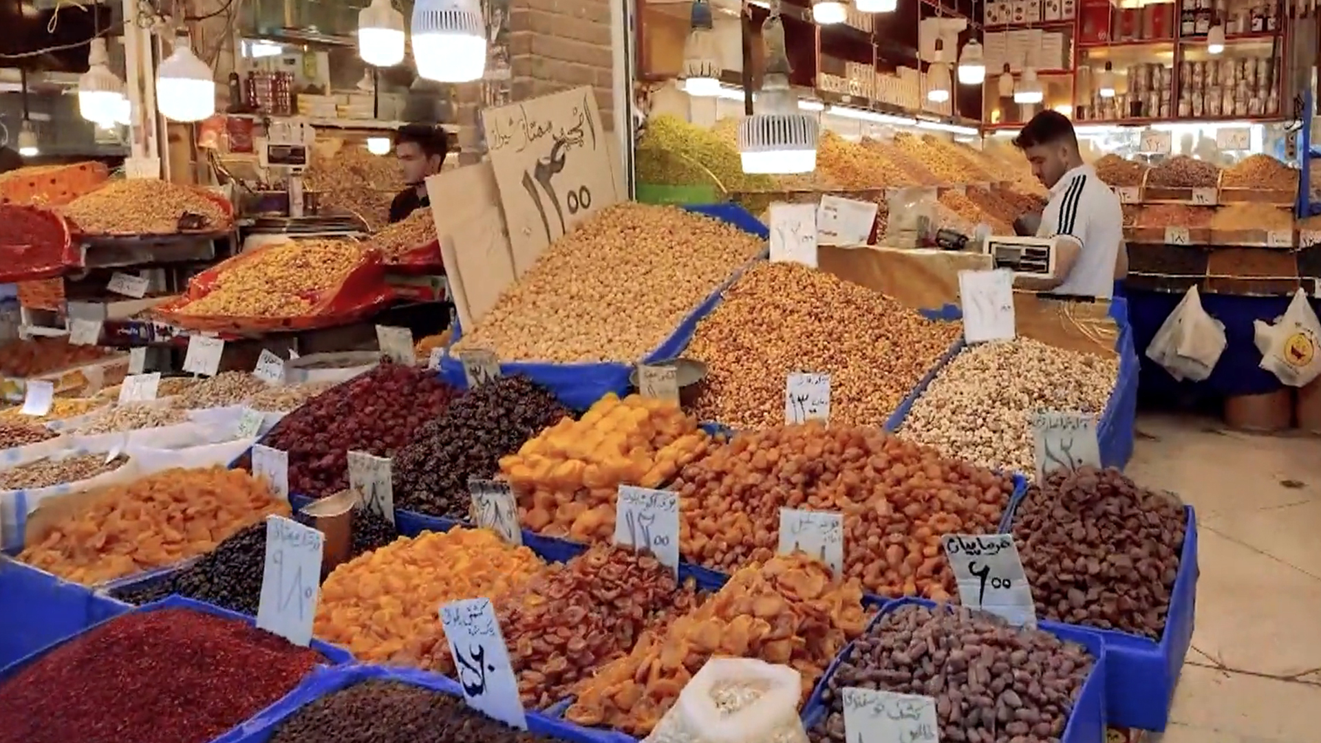 مدارس بلا طلاب واقتصاد يحاول النهوض.. ملامح اليوم الرابع للهدنة بإيران