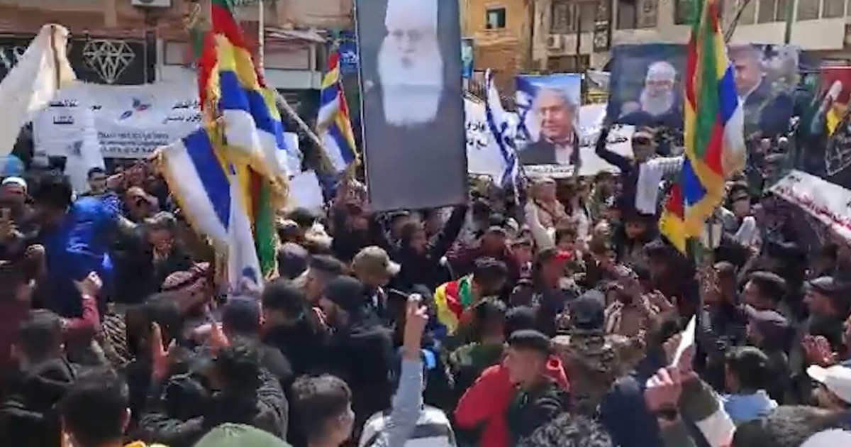 تظاهرة في السويداء ترفع صورة نتنياهو وتطالب بتقرير المصير