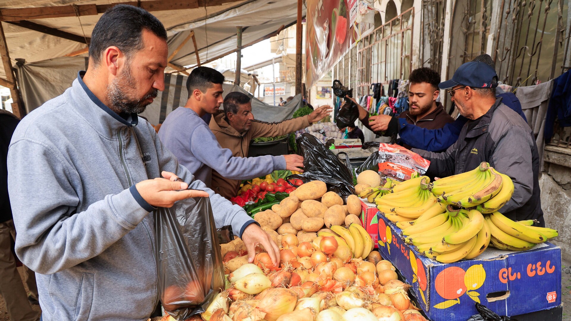 موجة غلاء في غزة وسط استمرار إغلاق المعابر