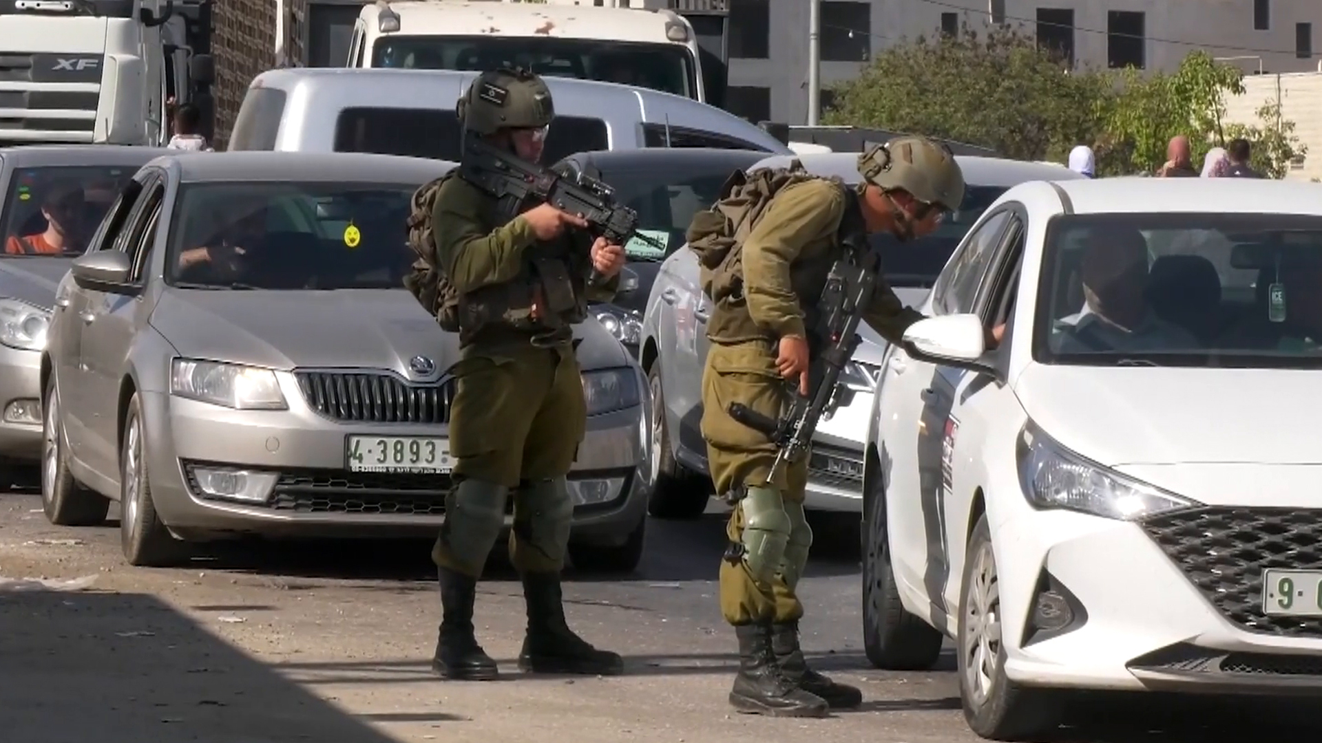 الفلسطينيون يتهمون الاحتلال بتدمير الاقتصاد عبر الحواجز ومصادرة الأراضي