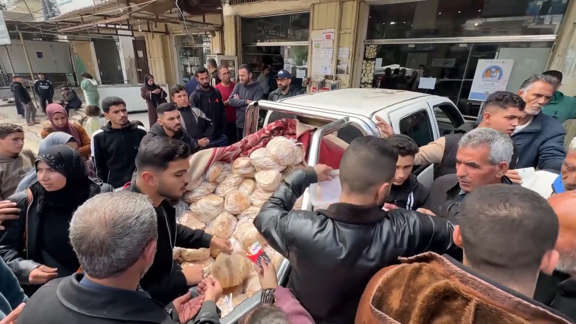 أزمة خبز متفاقمة في غزة بسبب قيود إدخال الوقود والمواد الأساسية