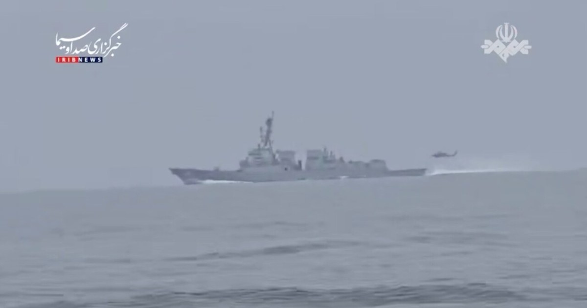 شاهد.. الحرس الثوري يمنع مدمرة أمريكية من عبور مضيق هرمز