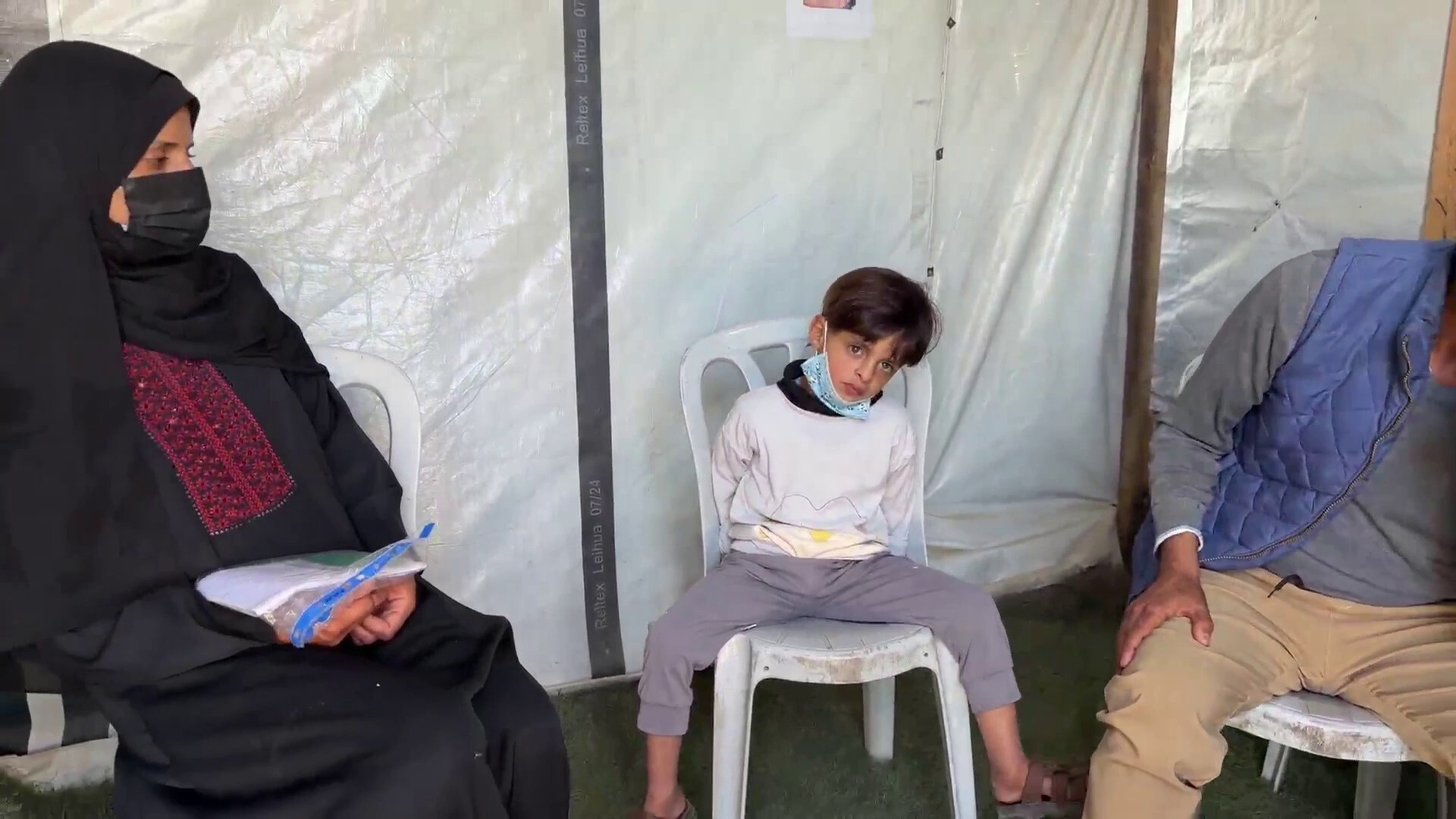 مريض بالقلب ويتمنى العودة للعب.. عائلة آدم تنشد علاجه خارج غزة