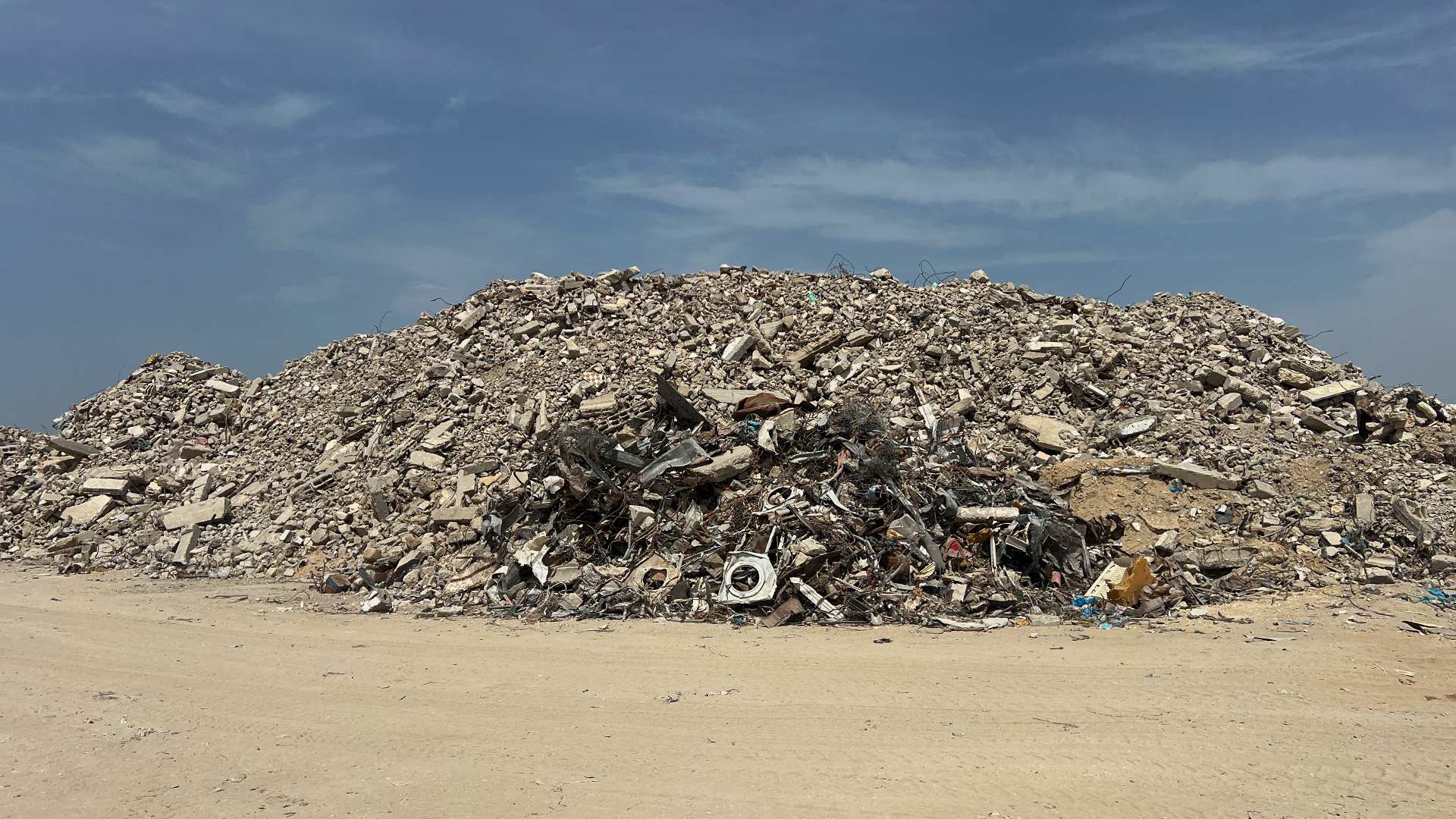 العمل بدأ بجهد محلي.. أرقام قياسية عن حجم الأنقاض وتكاليف إزالتها بغزة
